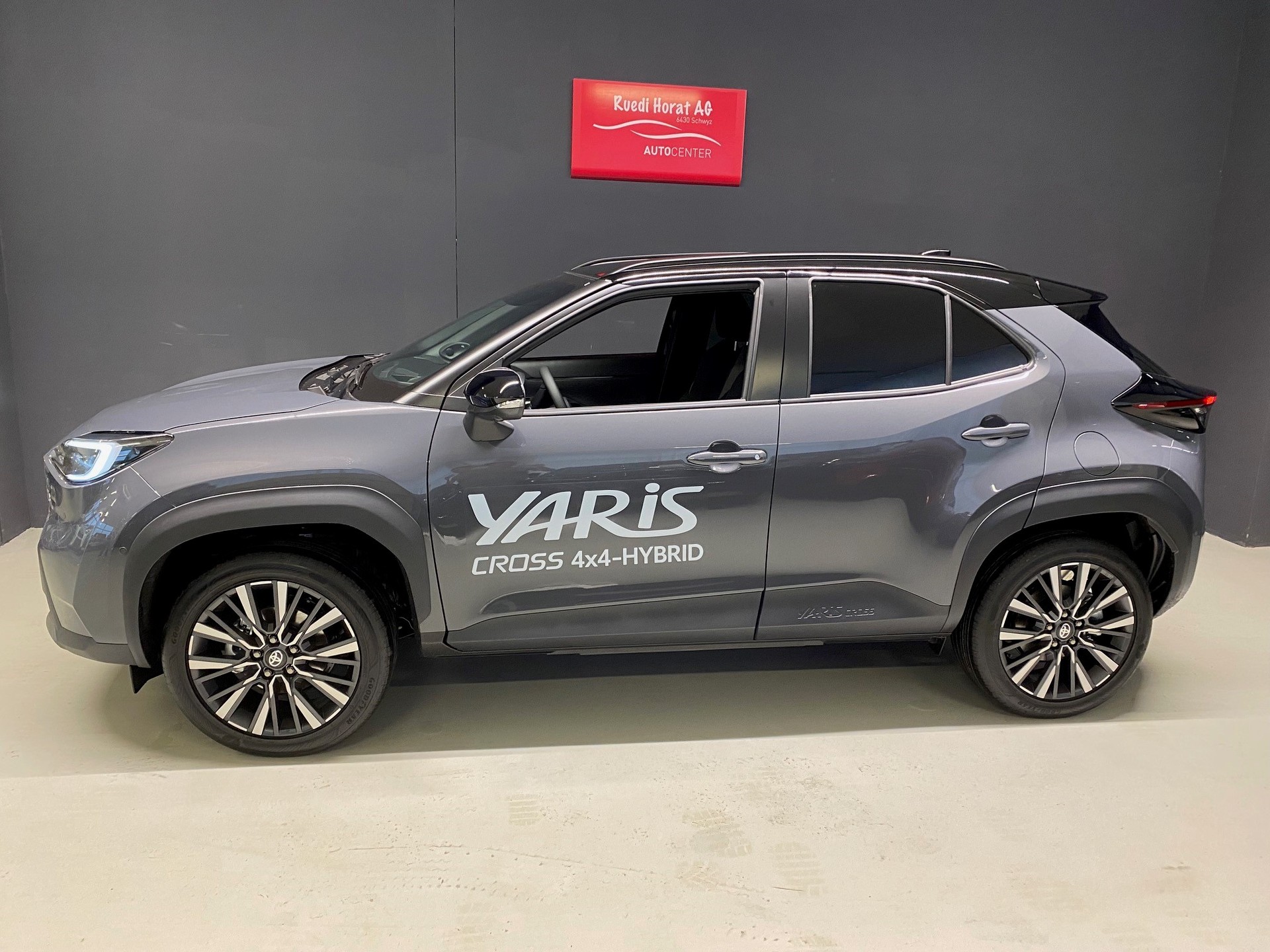 TOYOTA Yaris Cross 1.5 VVT-i HSD Premium AWD-i-showroom-element-2