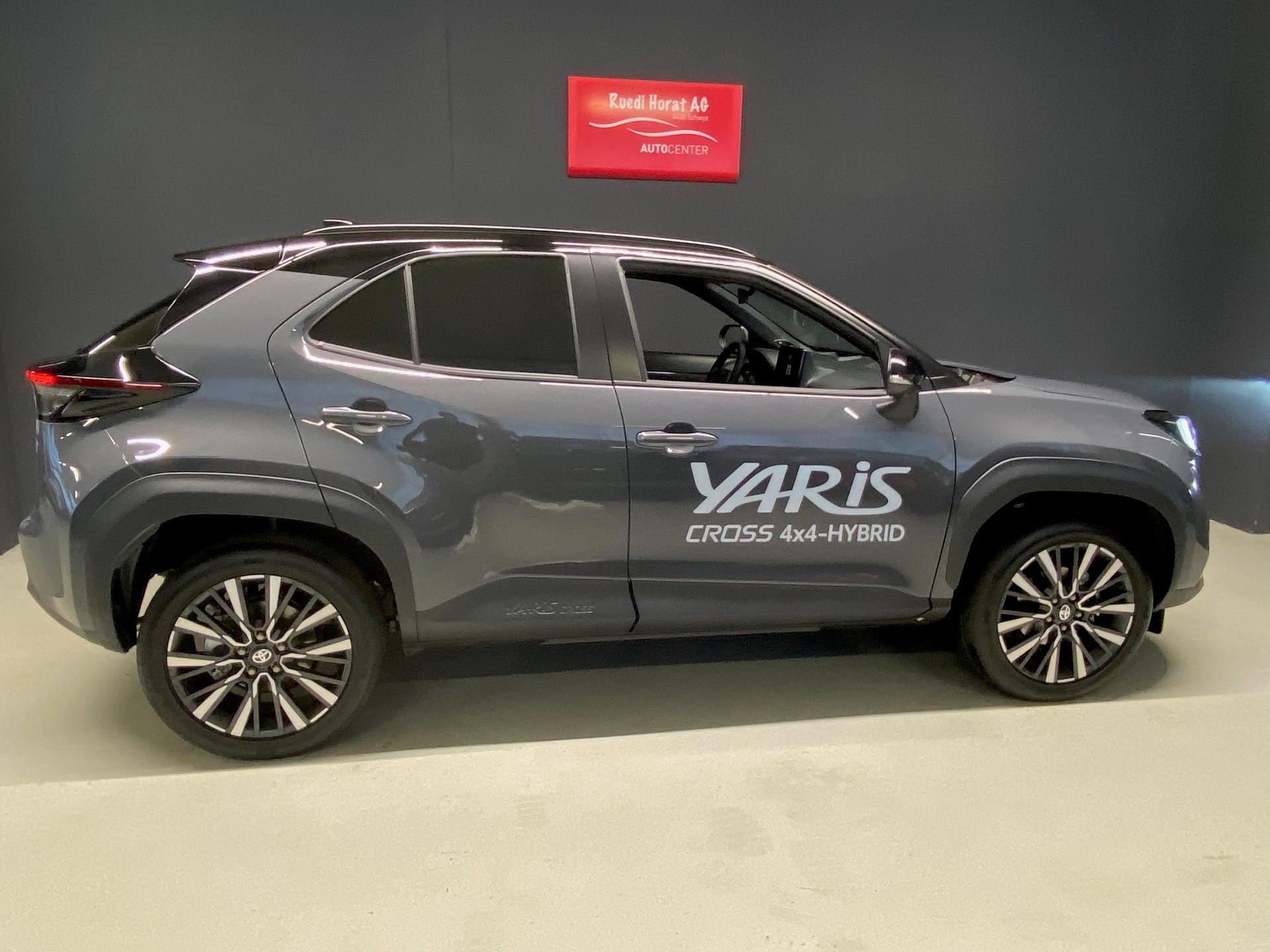 TOYOTA Yaris Cross 1.5 VVT-i HSD Premium AWD-i-showroom-element-3