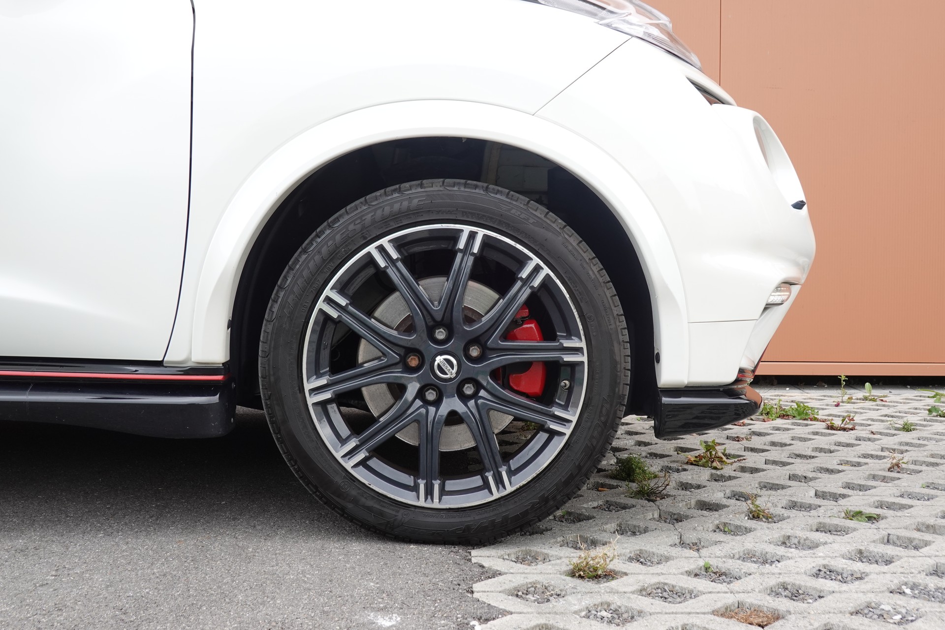 NISSAN Juke 1.6 DIG-T Nismo RS 4x4 "* CH Auto * Sièges Recaro * Black Edition * Interieur Alcantara * Tempomat *"-image-4