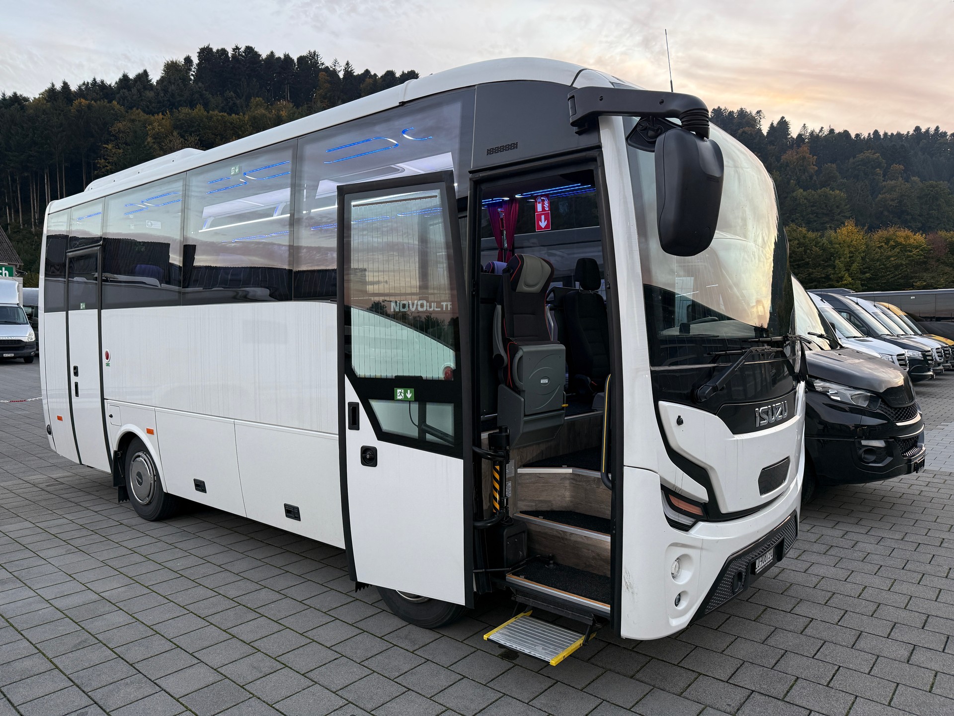 ISUZU AOS Novo Ultra Midibus