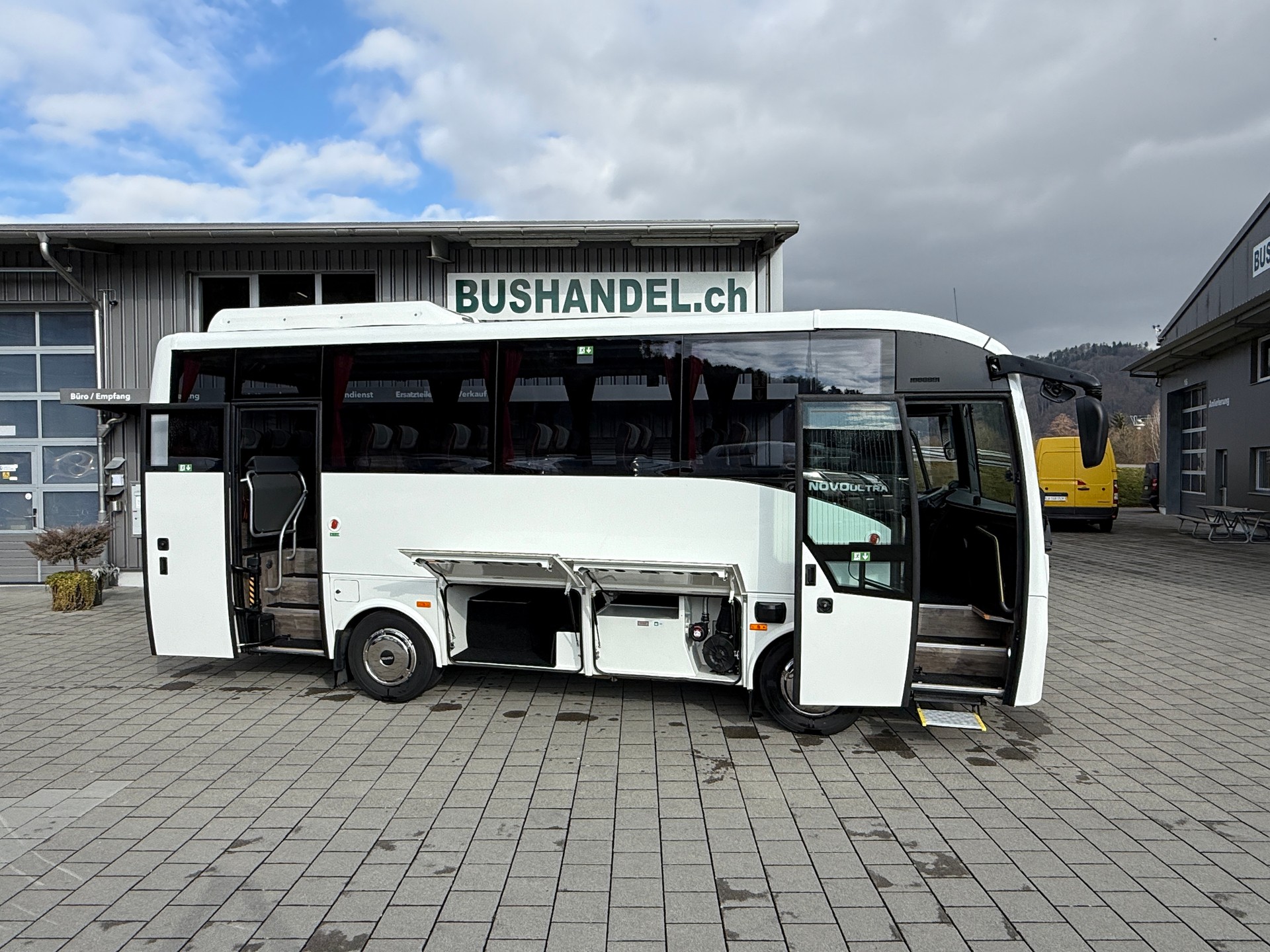 ISUZU AOS Novo Ultra Midibus-image-1