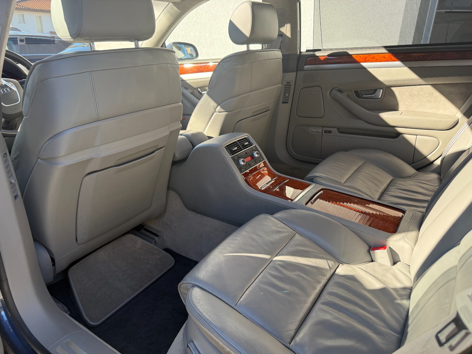 AUDI A8 L 6.0 quattro tiptronic-image-12