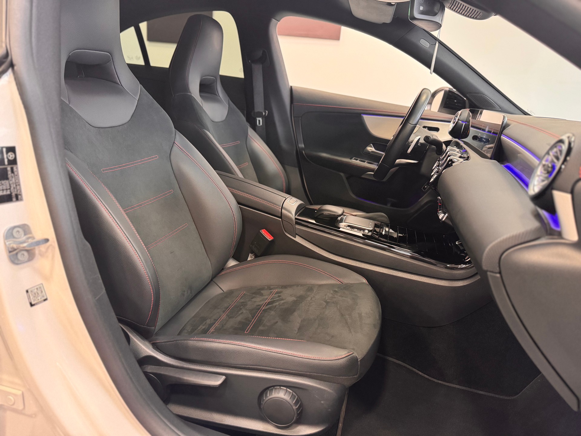 MERCEDES-BENZ CLA 200 d AMG Line 8G-DCT *Ambientebeleuchtung / Pack Sport Black / Rückfahrkamera / Pack Advantage*-image-10