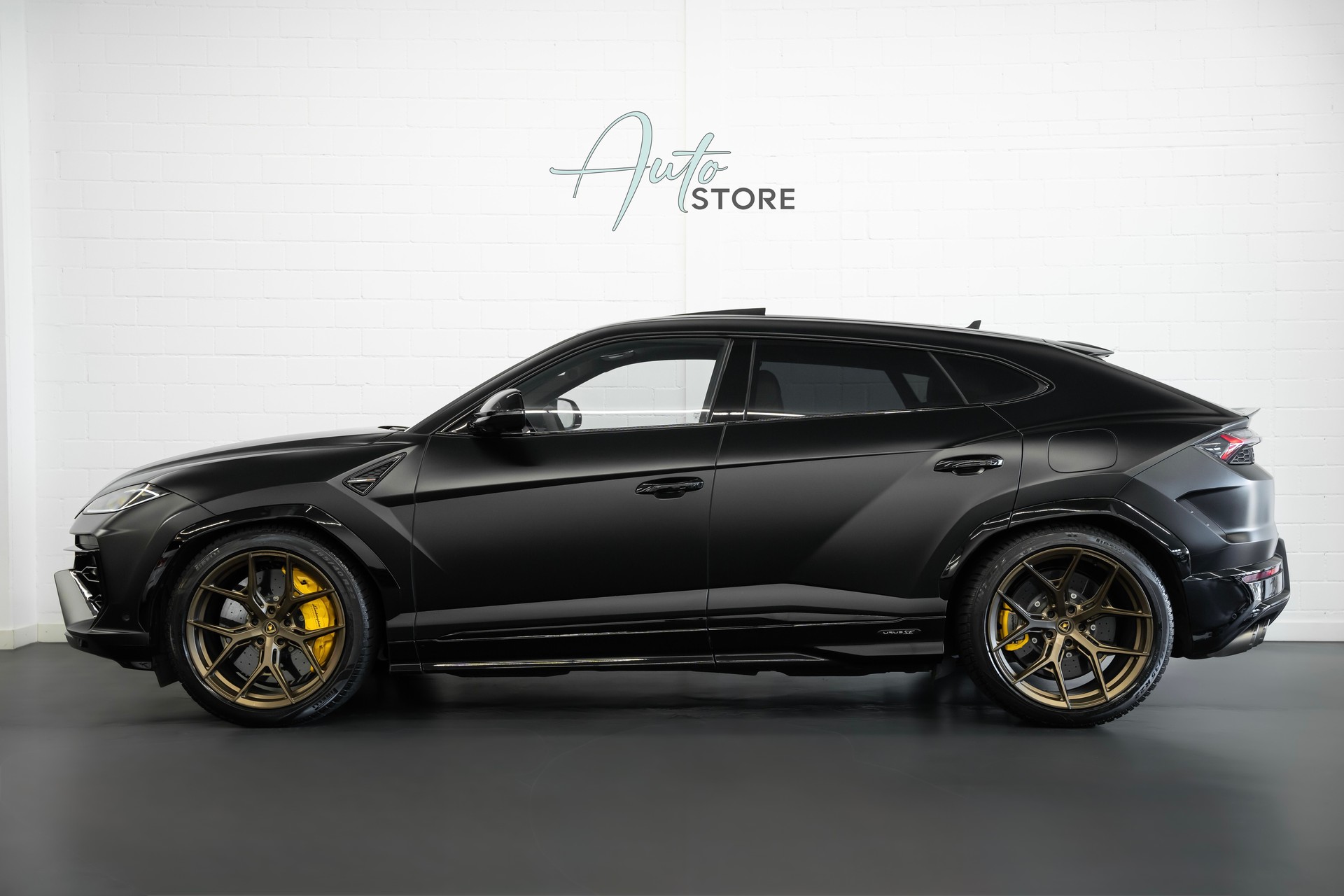 LAMBORGHINI Urus SE-showroom-element-2
