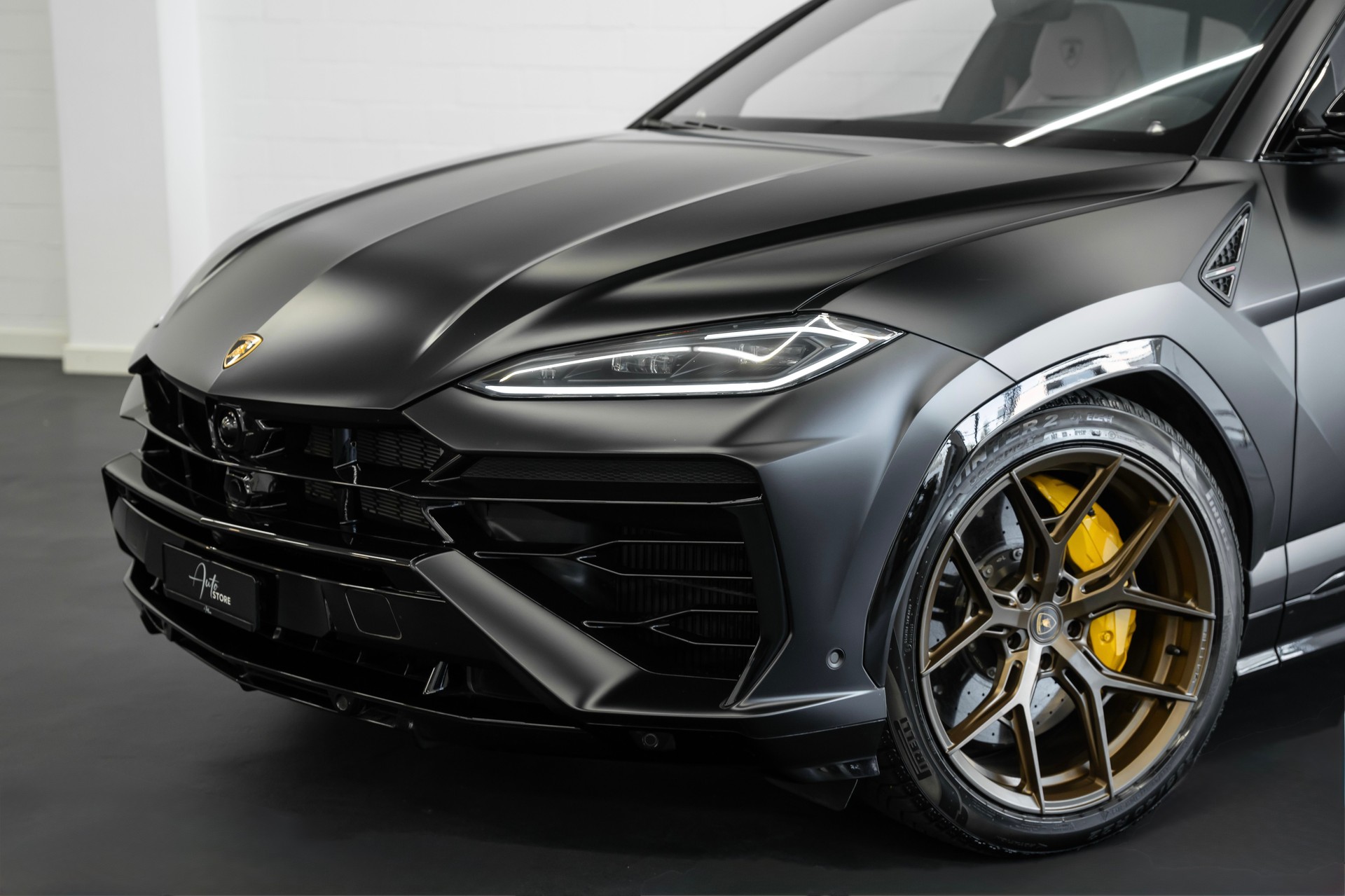 LAMBORGHINI Urus SE-showroom-element-3