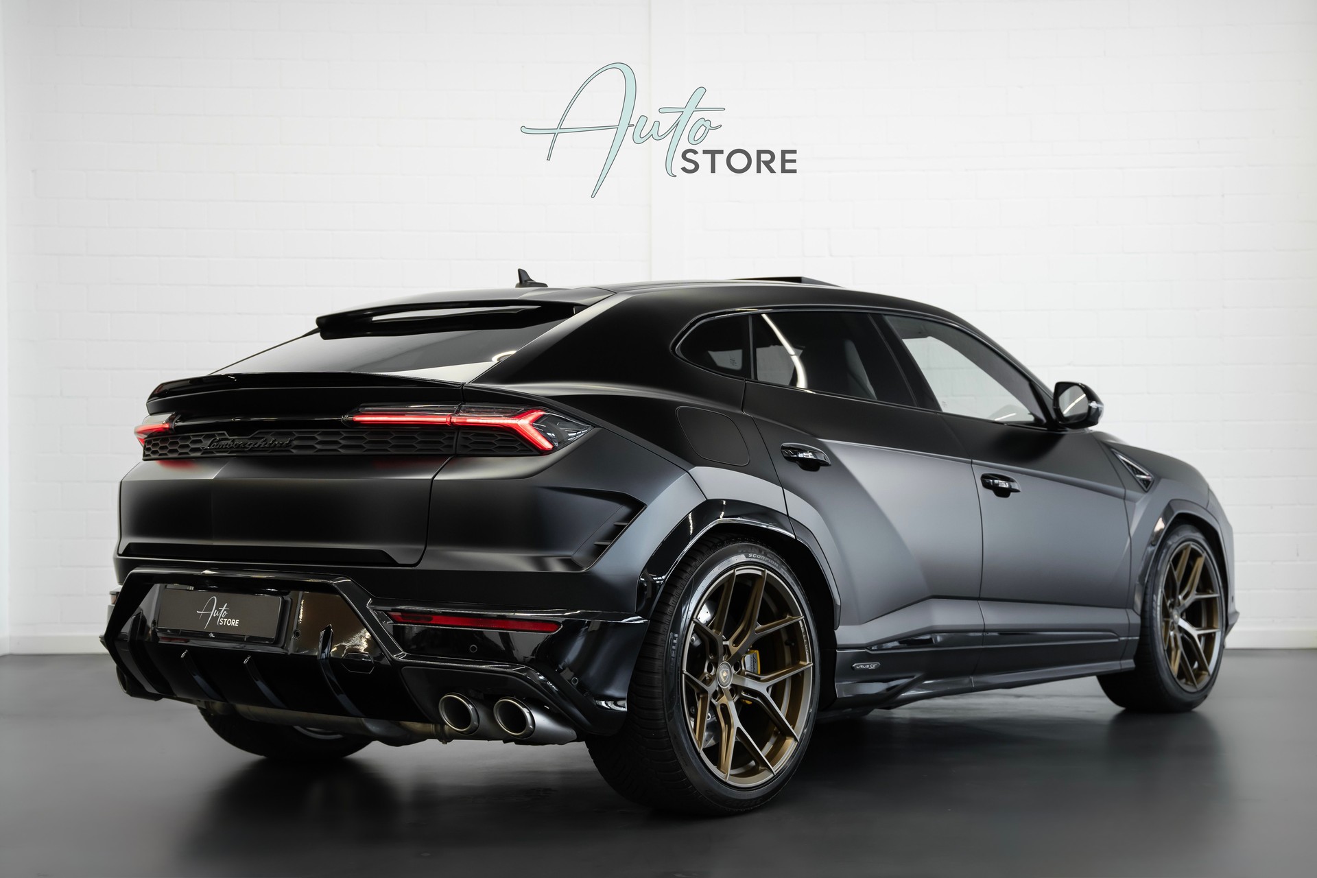 LAMBORGHINI Urus SE-showroom-element-1