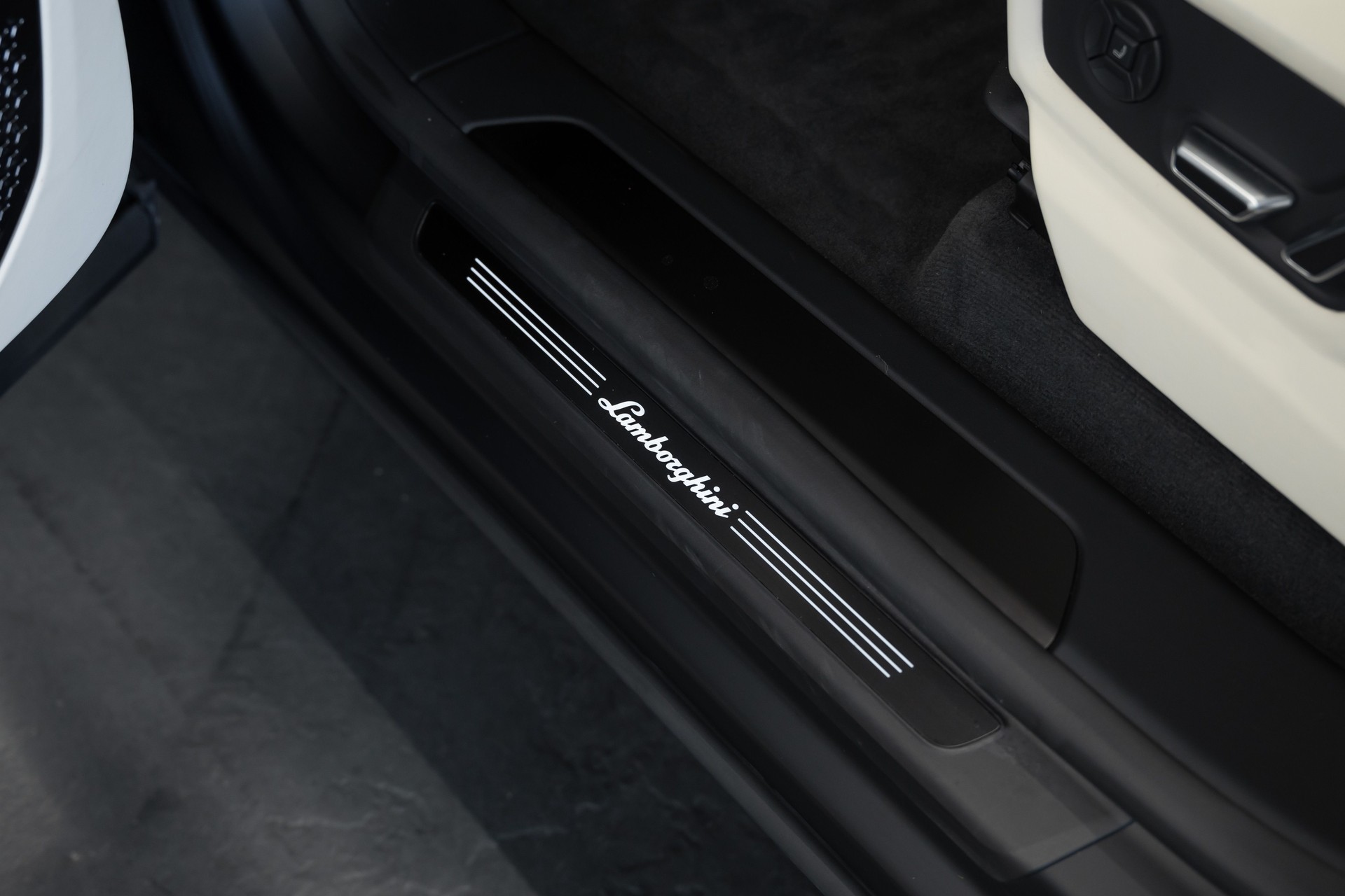 LAMBORGHINI Urus SE-image-21