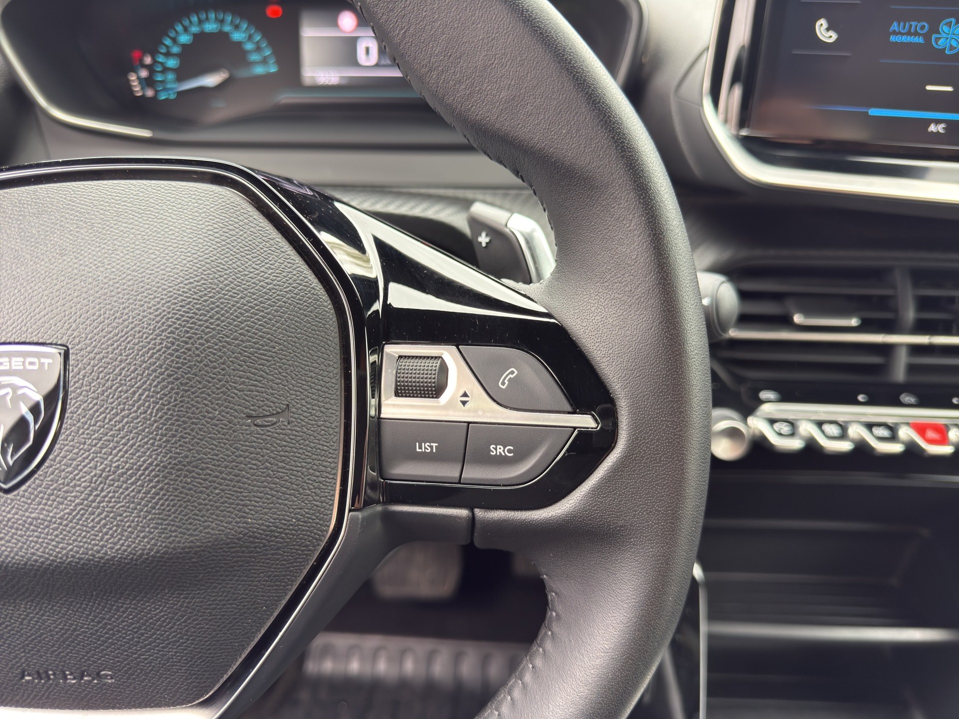 PEUGEOT 2008 1.2 Hybrid 145 Style-image-28