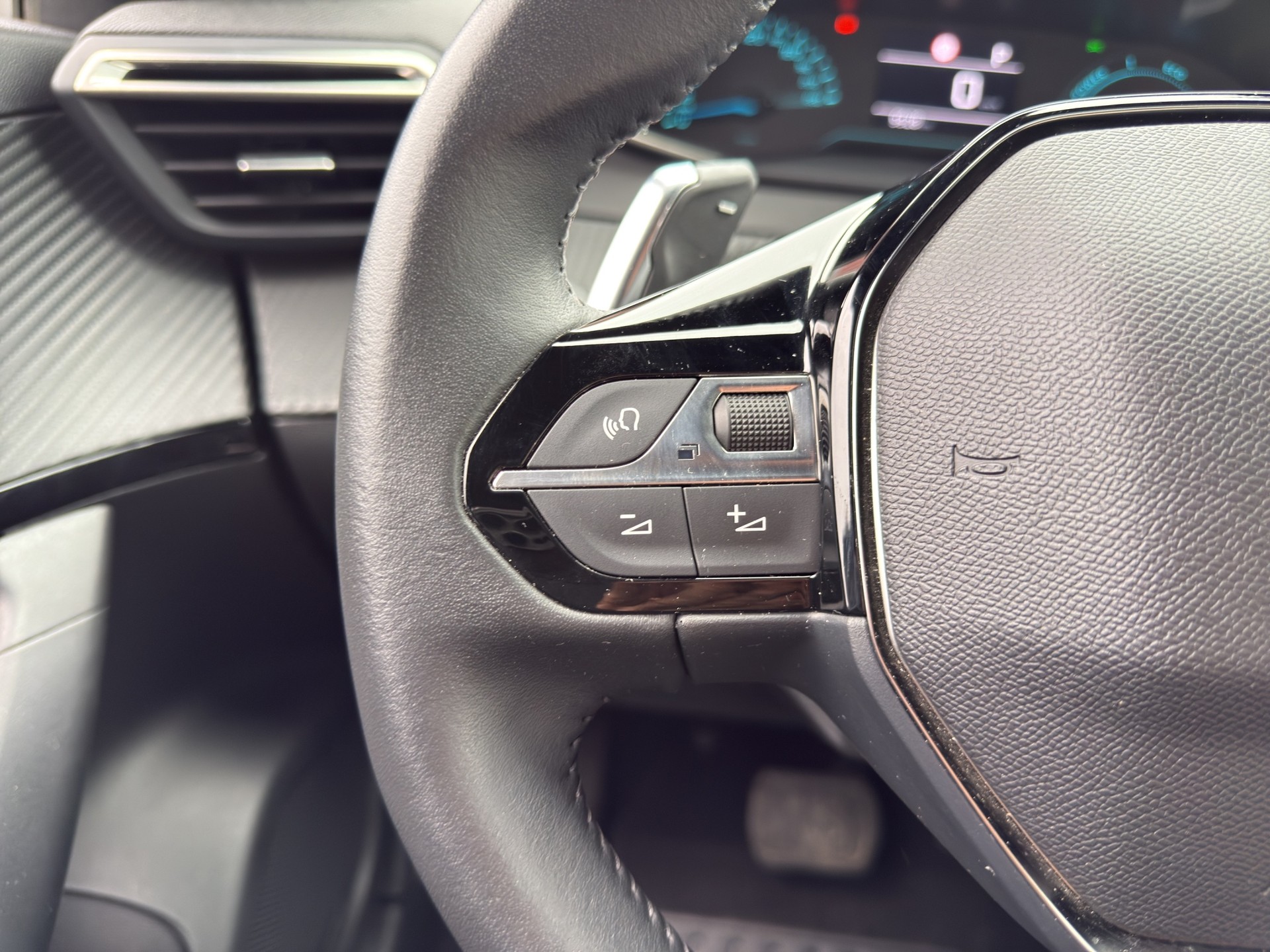 PEUGEOT 2008 1.2 Hybrid 145 Style-image-27