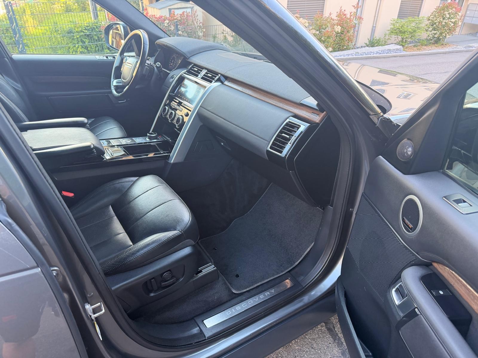 LAND ROVER Discovery 3.0 SDV6 HSE Automatic 7 Plätze-image-12
