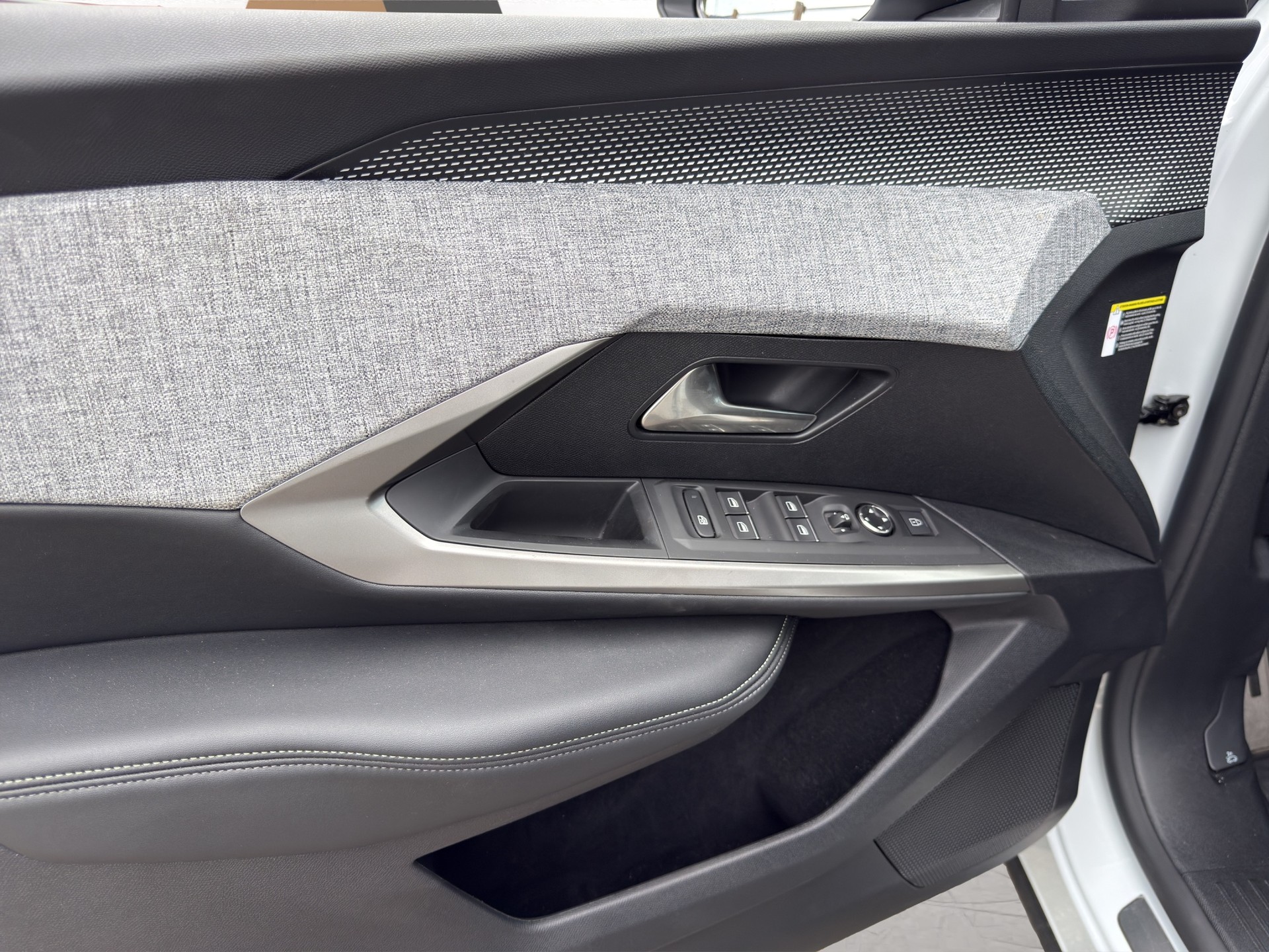 PEUGEOT 5008 1.2 Hybrid e-DCS6 GT 7 Plätzer-image-10