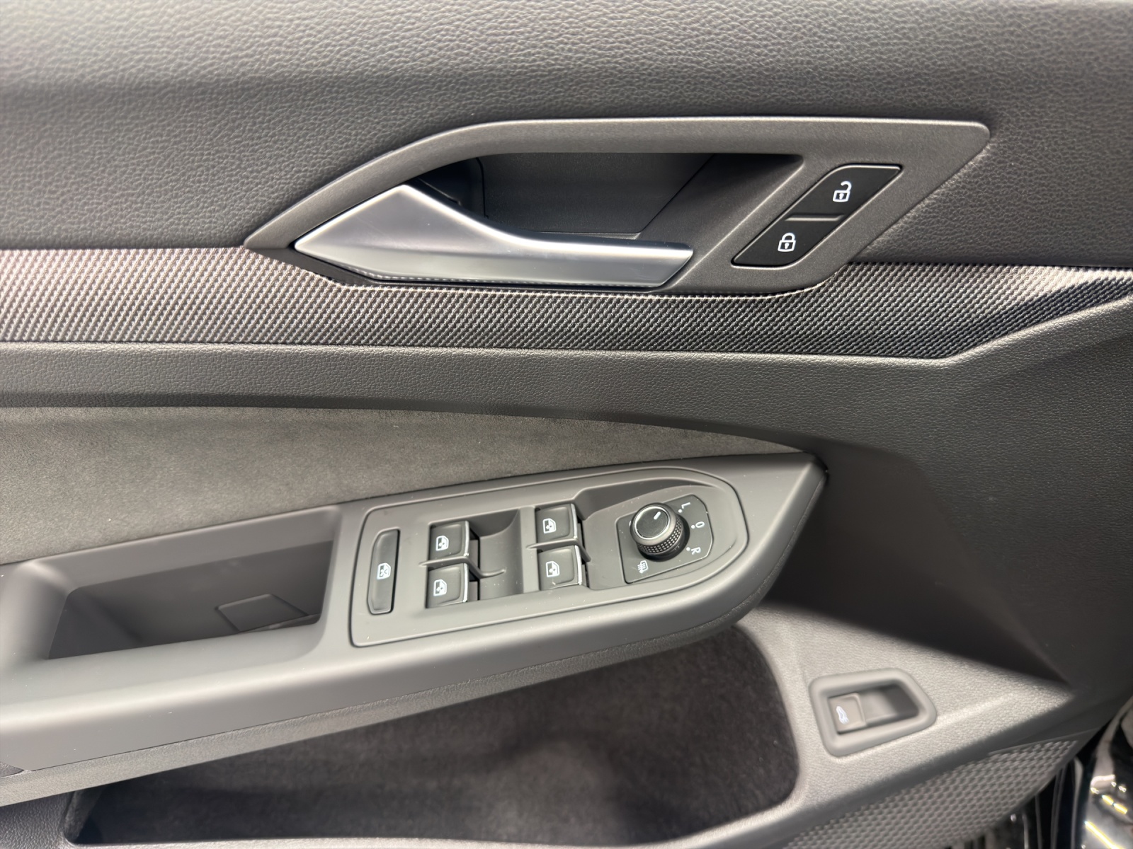 VW Golf VIII Variant 1.5 eTSI R-Line DSG-image-11
