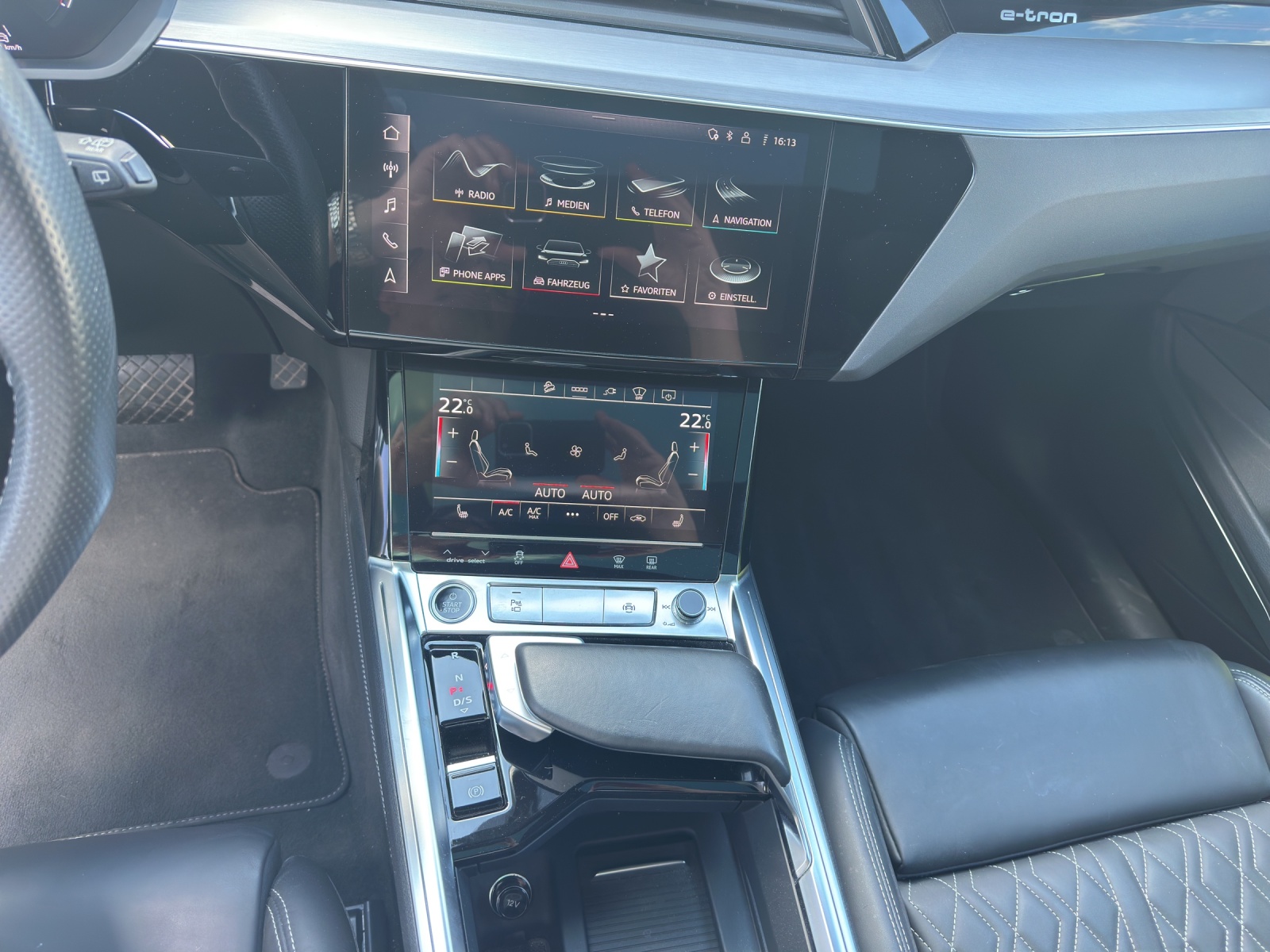 AUDI e-tron 55 S Line Black Edition quattro-image-11