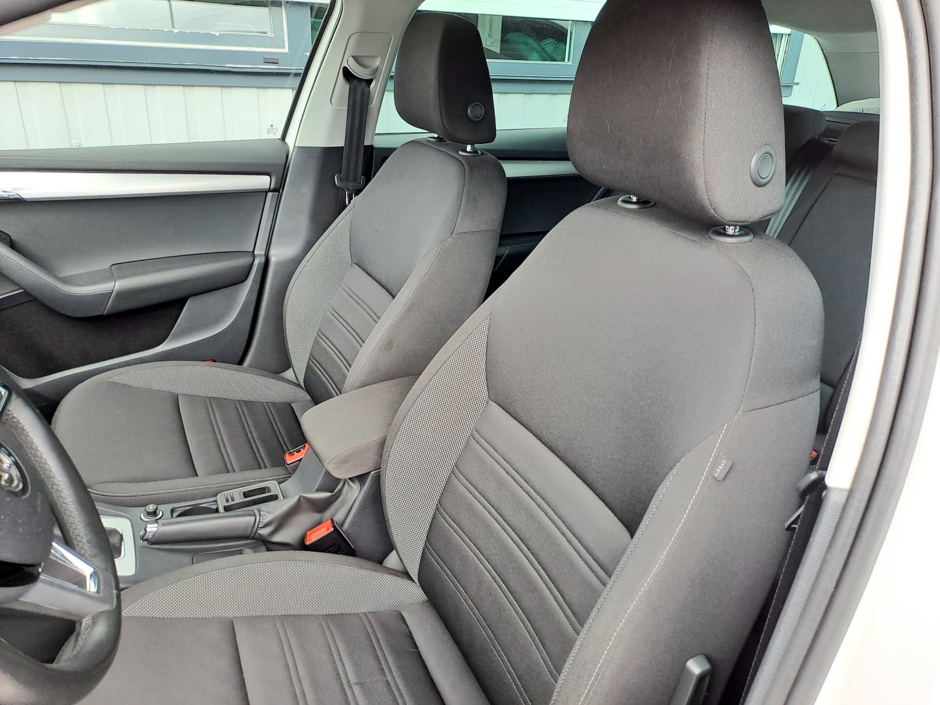 SKODA Octavia Combi 2.0 TDI Ambition DSG-image-8