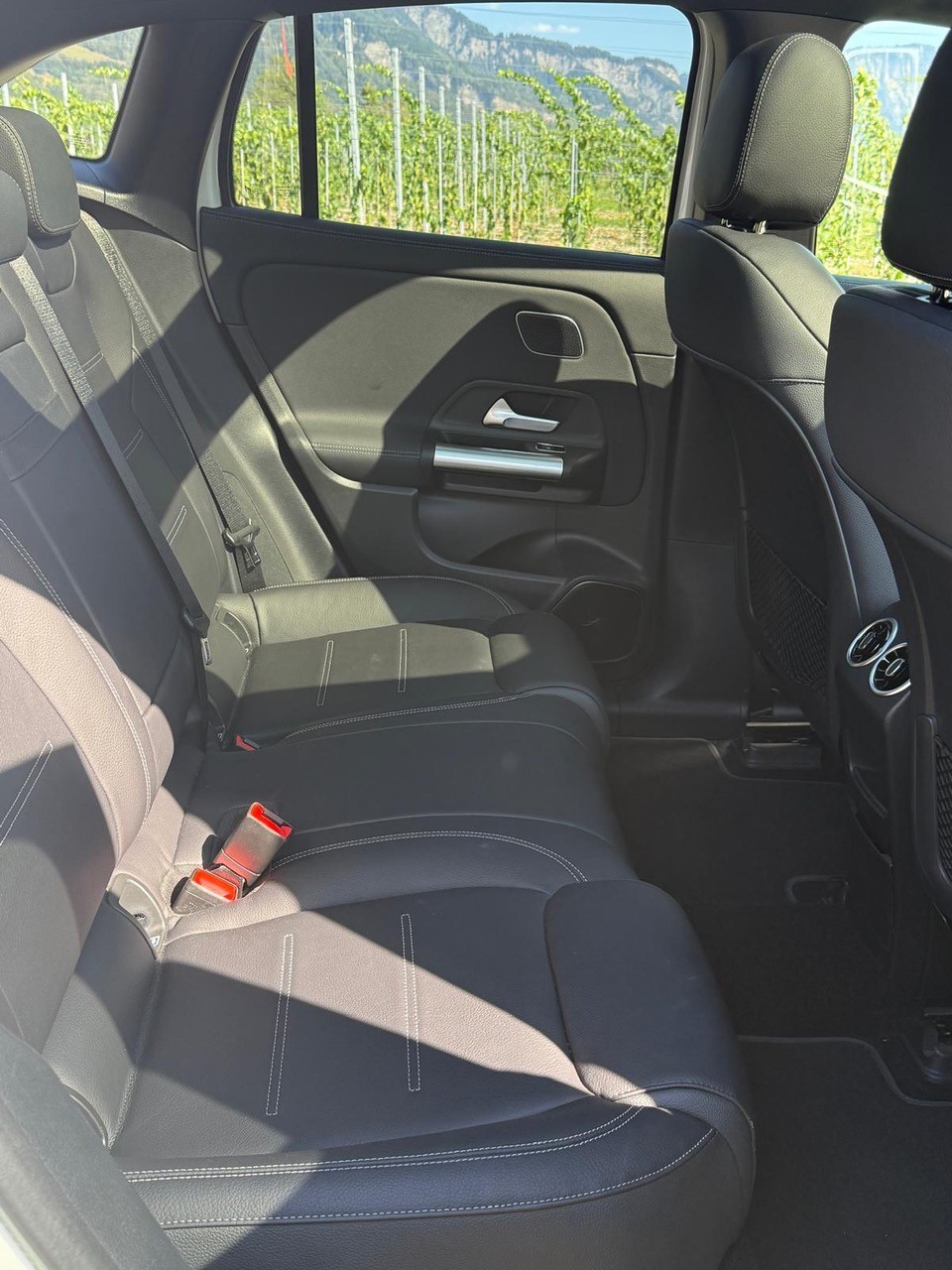 MERCEDES-BENZ EQA 350 Swiss Star AMG Line 4matic-image-3