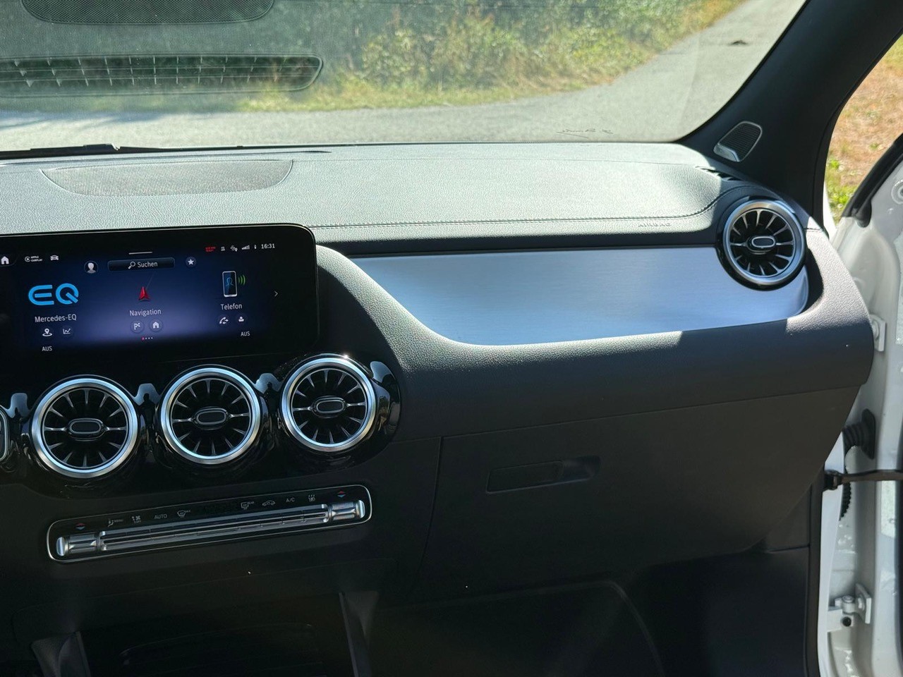 MERCEDES-BENZ EQA 350 Swiss Star AMG Line 4matic-image-10