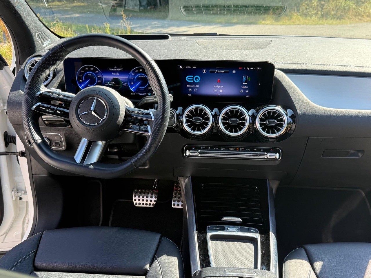 MERCEDES-BENZ EQA 350 Swiss Star AMG Line 4matic-image-4