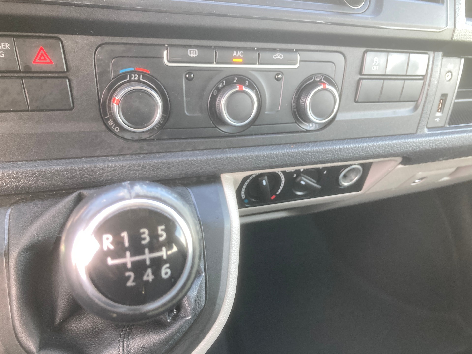 VW T6 2.0 TDI 4Motion 9 Sitzer + Anhängerkupplung-image-11