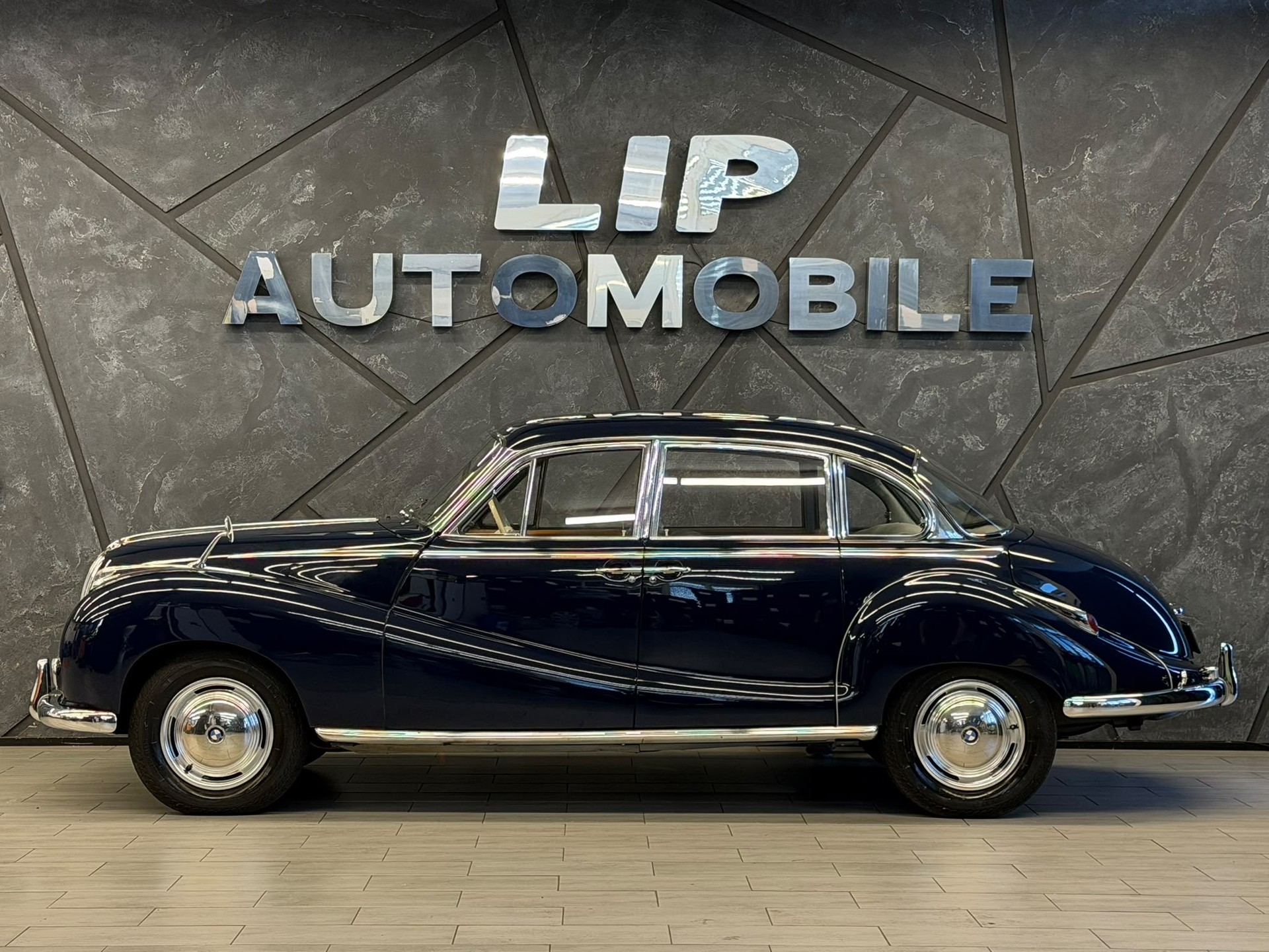 BMW 502A-showroom-element-3