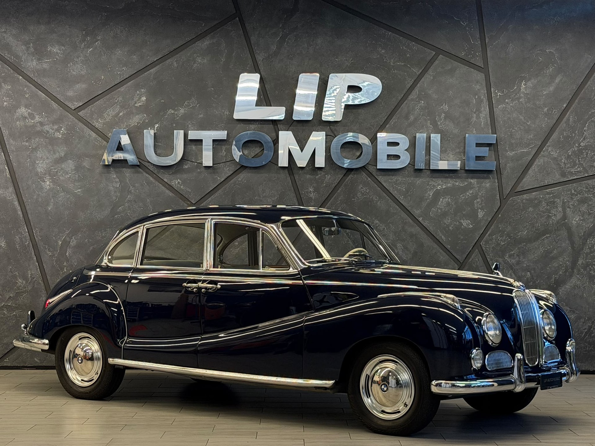 BMW 502A-showroom-element-2