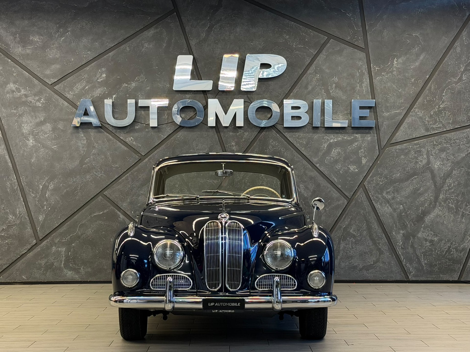 BMW 502A-showroom-element-1