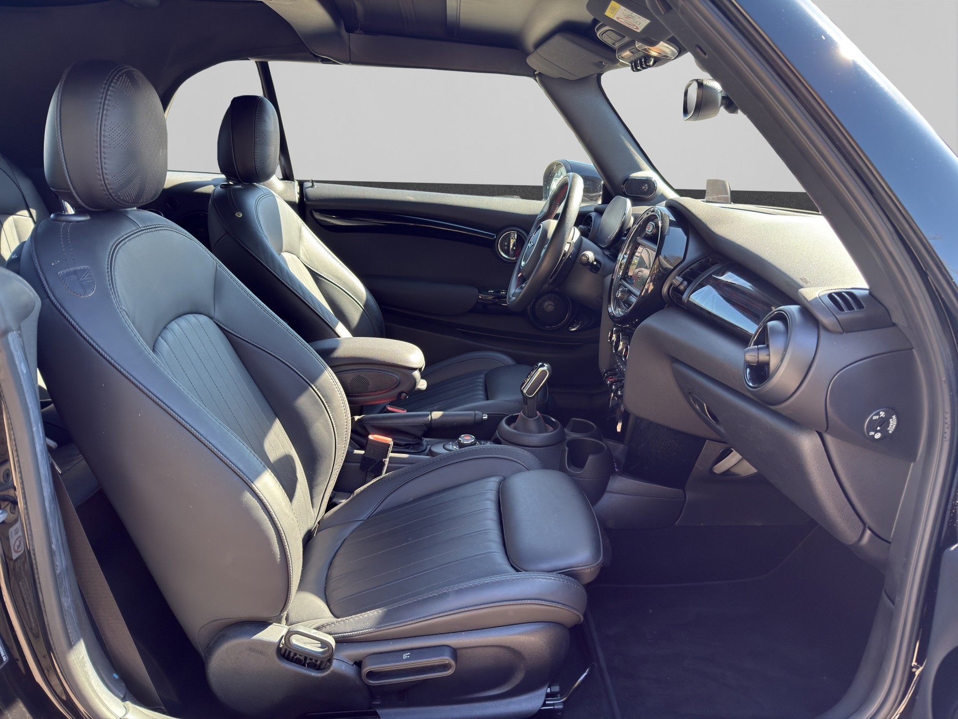MINI John Cooper Works Cabriolet Steptronic-image-13