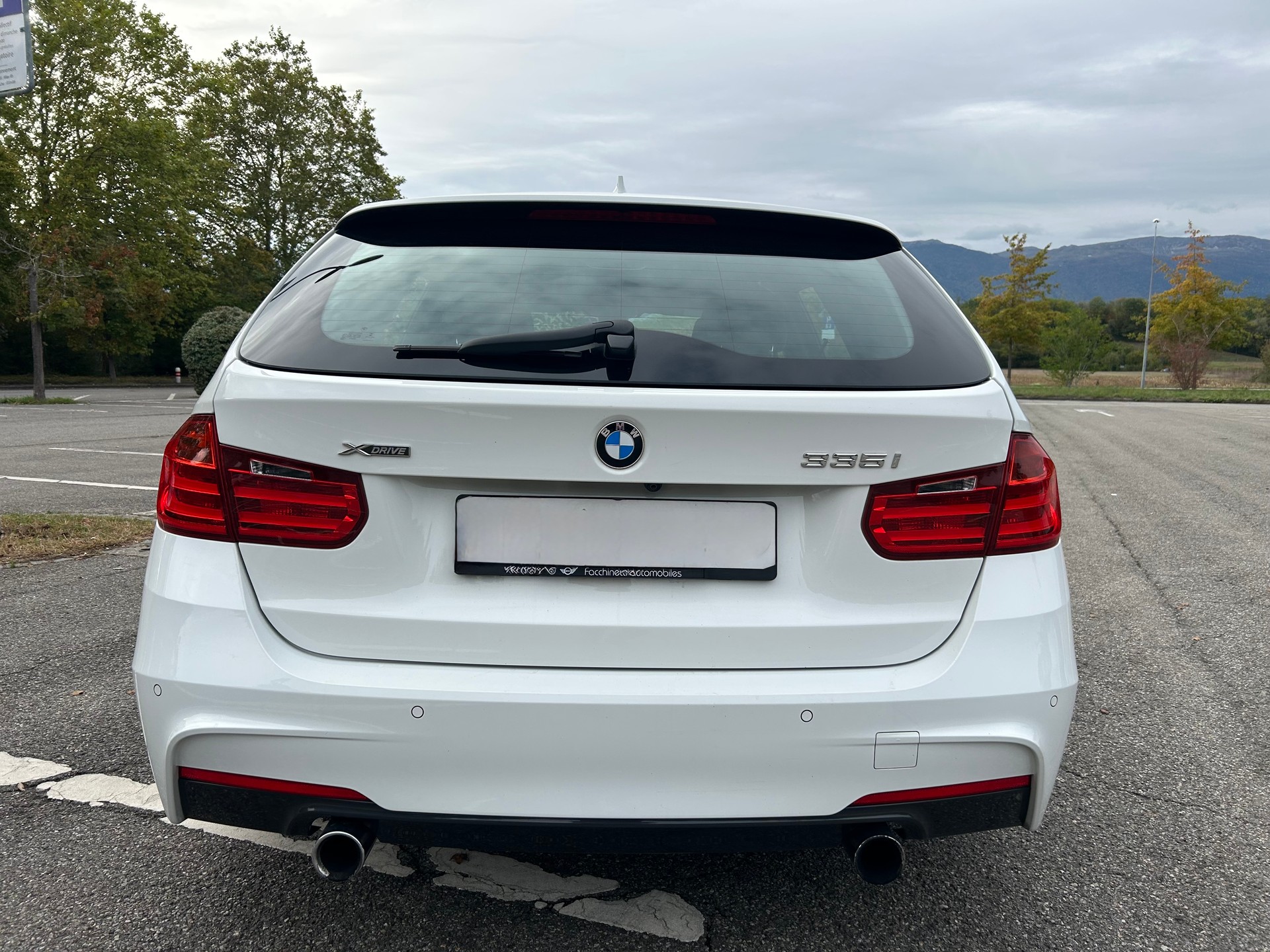 BMW 335i xDrive Touring M Sport | Véhicule CH • Expertise prévue • M Sport • Navigation Professional • Head-Up • Harman/Kardon-image-4