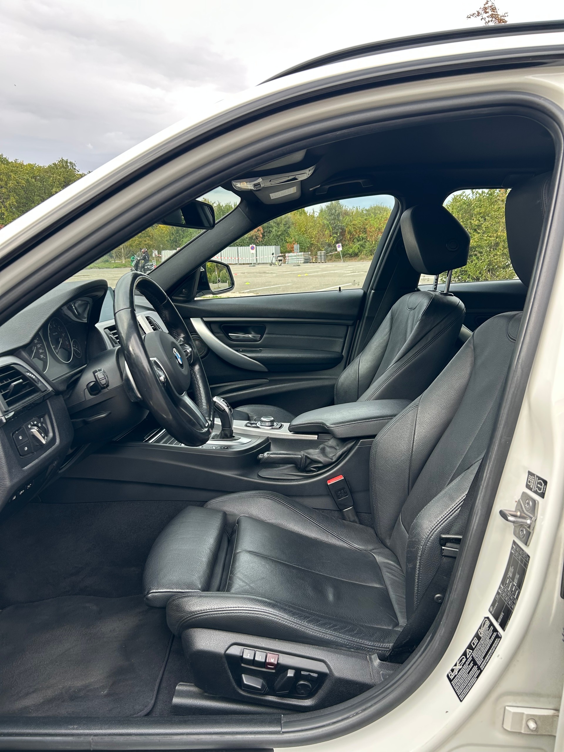BMW 335i xDrive Touring M Sport | Véhicule CH • Expertise prévue • M Sport • Navigation Professional • Head-Up • Harman/Kardon-image-5