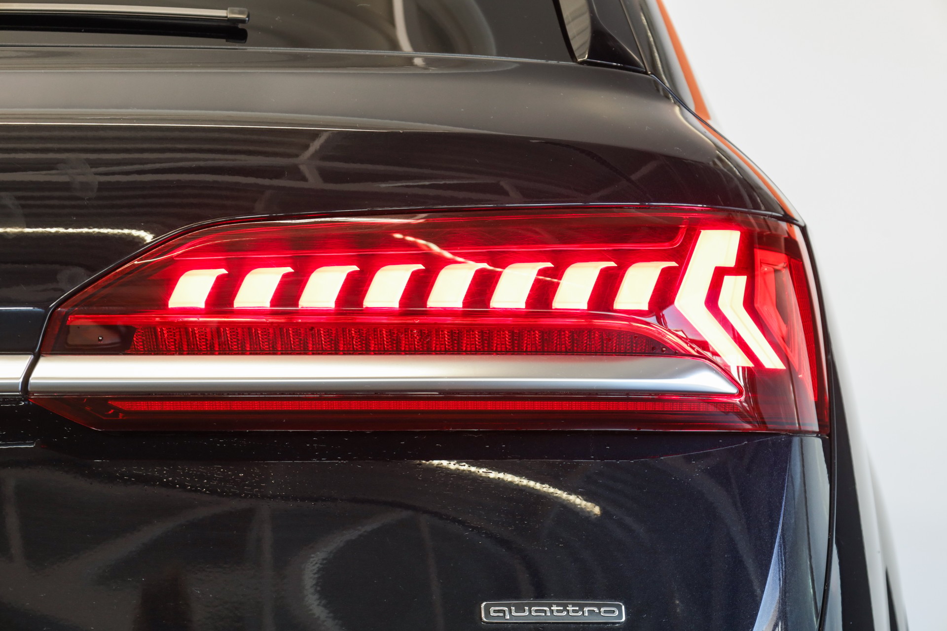 AUDI Q7 50 TDI quattro tiptronic • 7 places • S line • Matrix LED-image-6