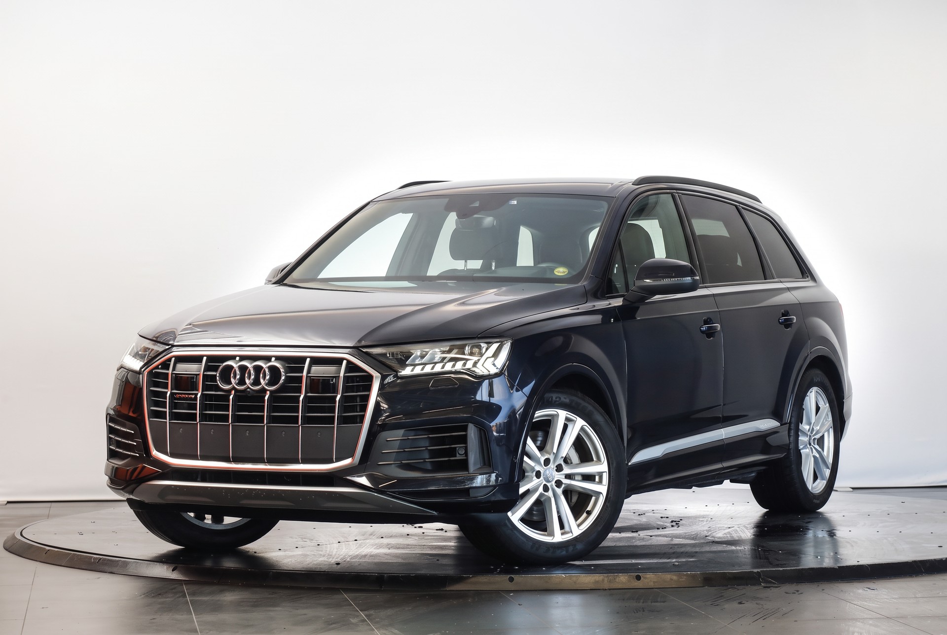 AUDI Q7 50 TDI quattro tiptronic • 7 places • S line • Matrix LED-showroom-element-3
