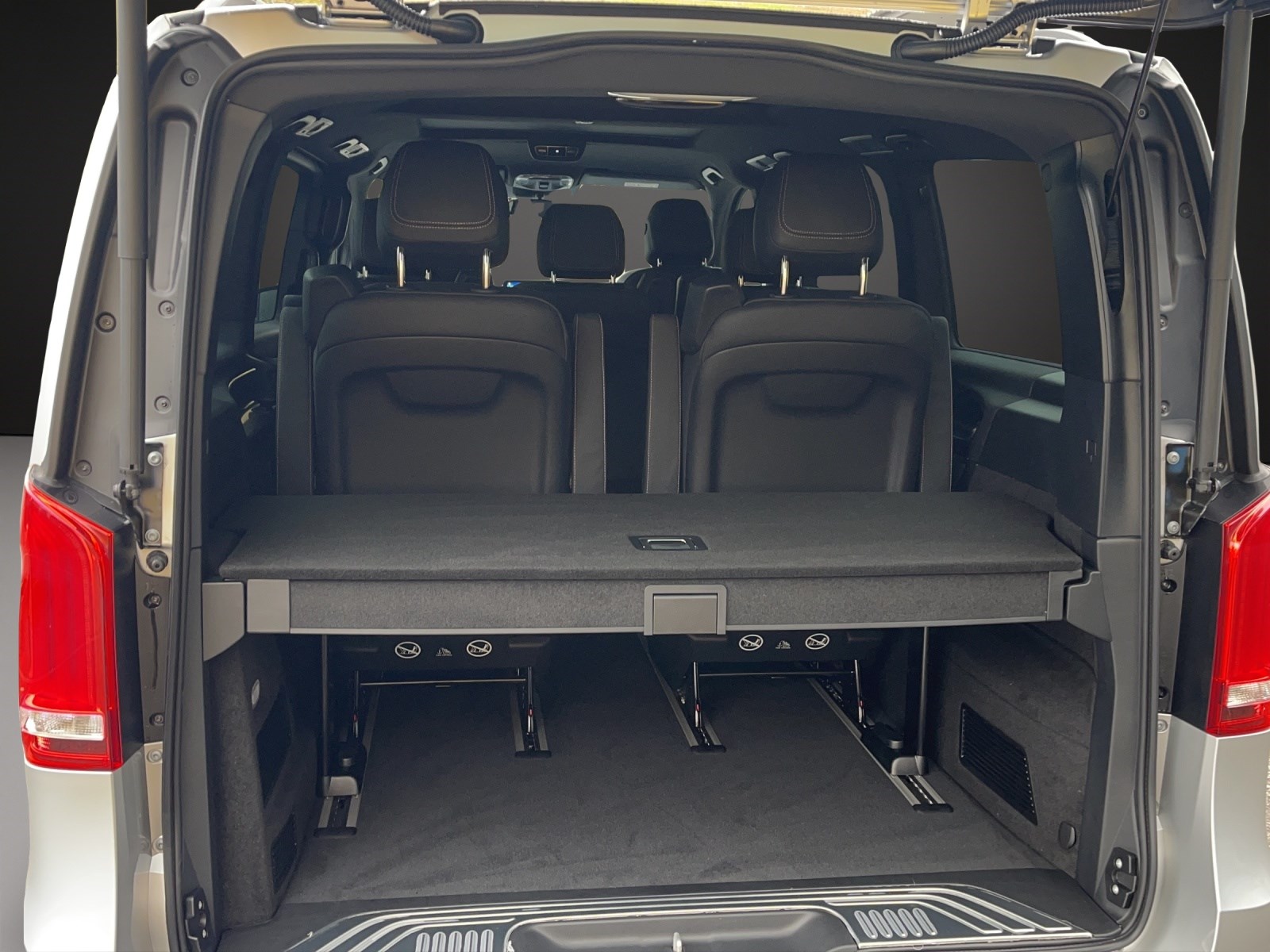 MERCEDES-BENZ EQV 300 lang-image-12