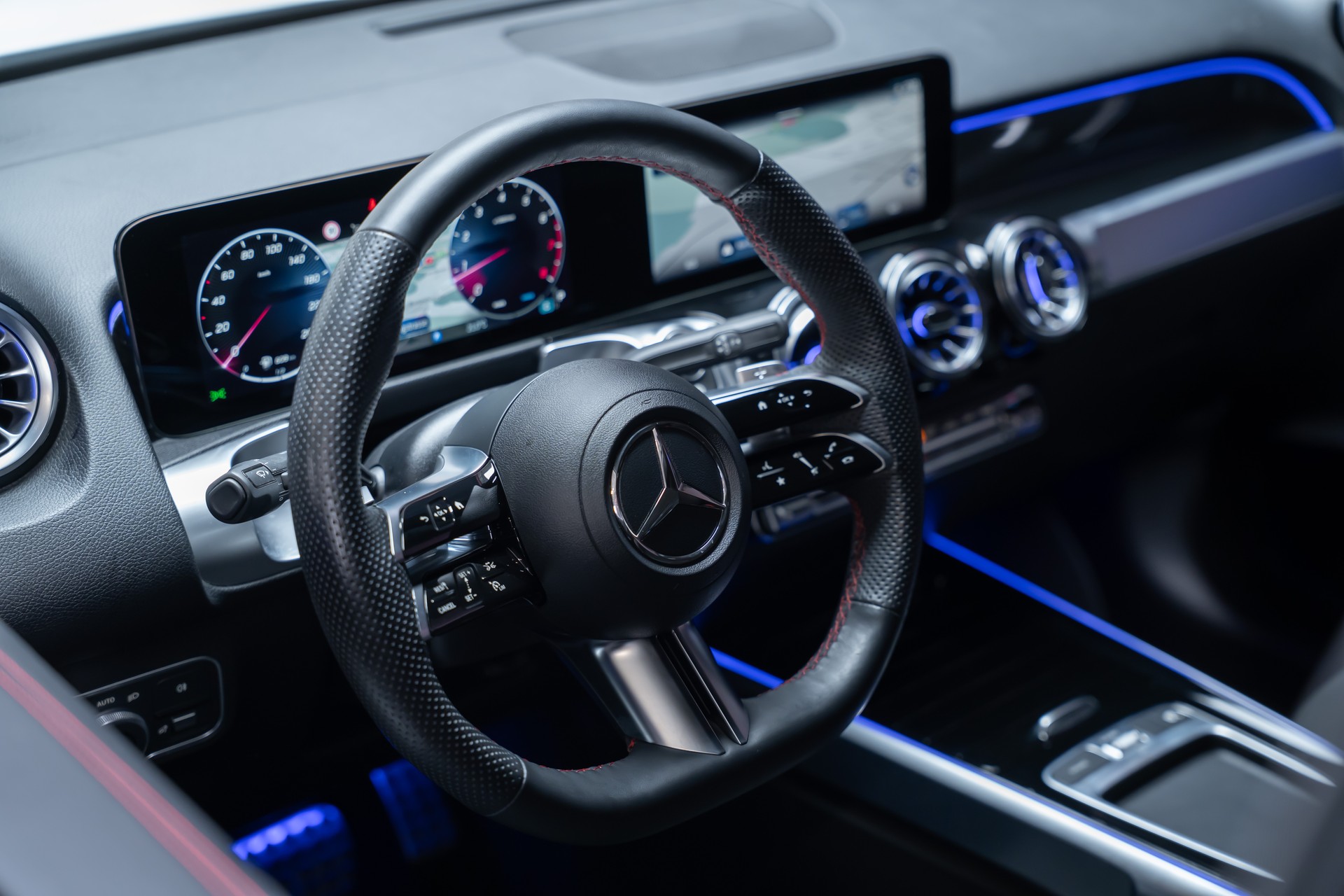 MERCEDES-BENZ GLB 250 AMG Line 4matic / Facelift / Rückfahrkamera / Ambientebeleuchtung-image-13