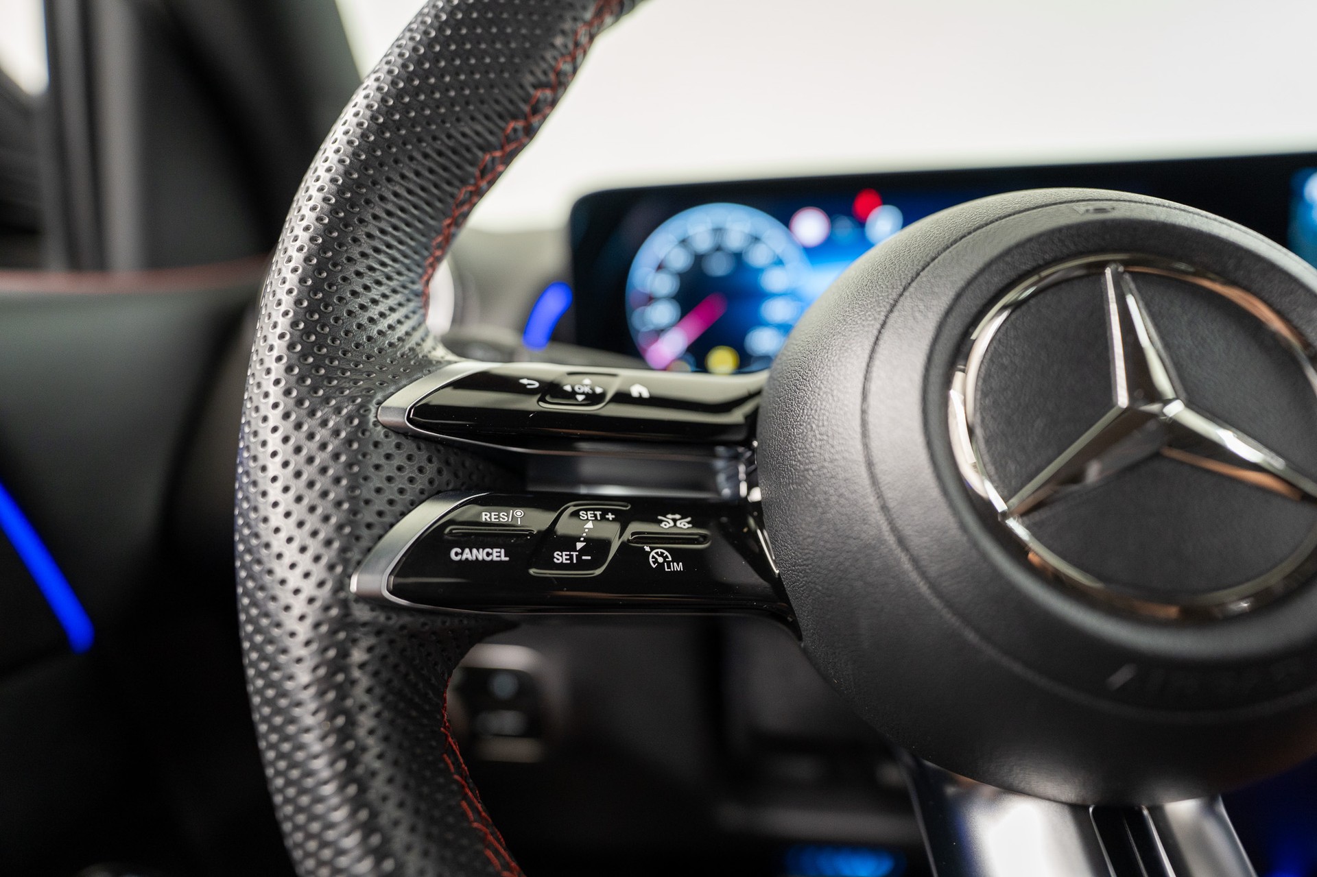 MERCEDES-BENZ GLB 250 AMG Line 4matic / Facelift / Rückfahrkamera / Ambientebeleuchtung-image-16