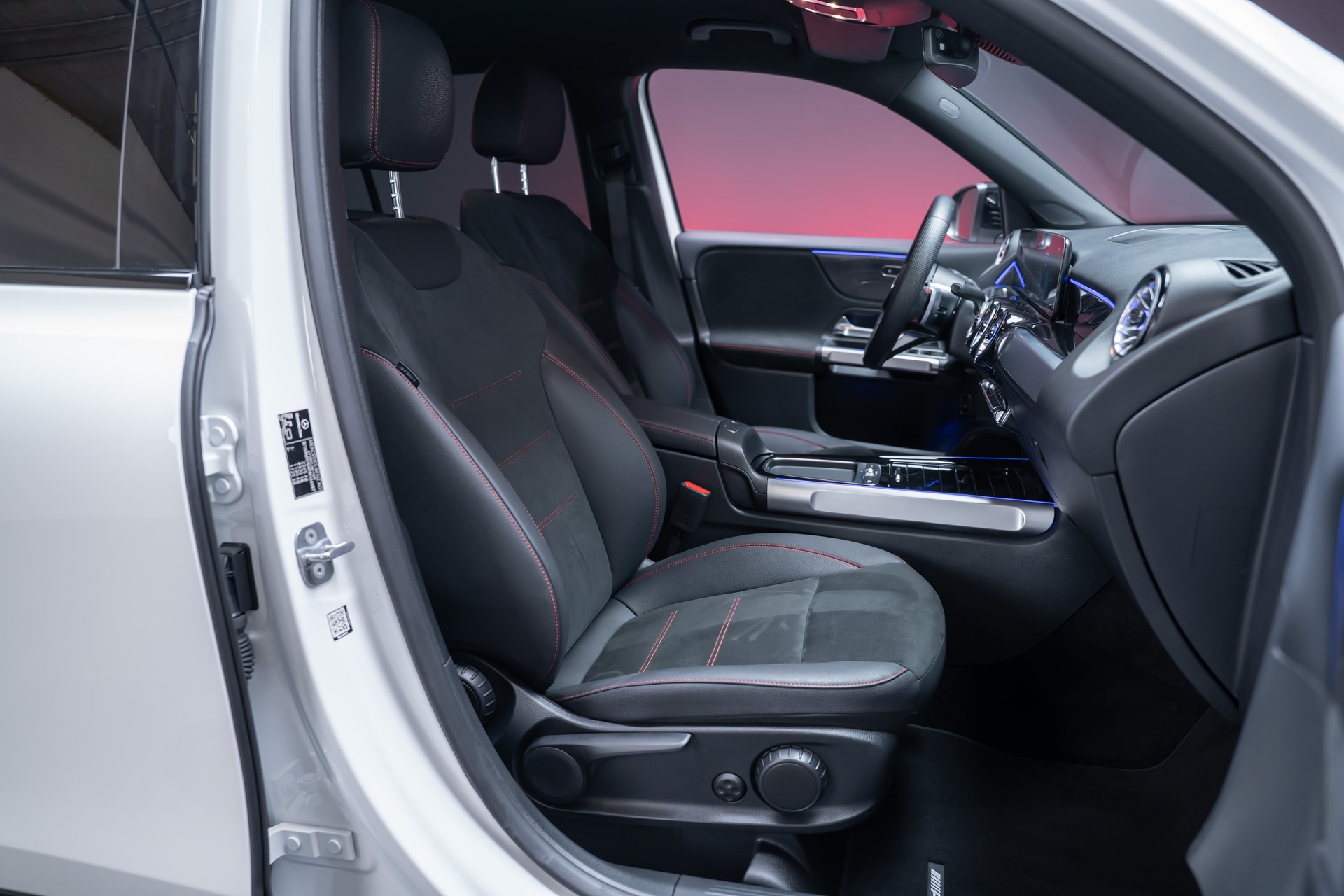 MERCEDES-BENZ GLB 250 AMG Line 4matic / Facelift / Rückfahrkamera / Ambientebeleuchtung-image-22
