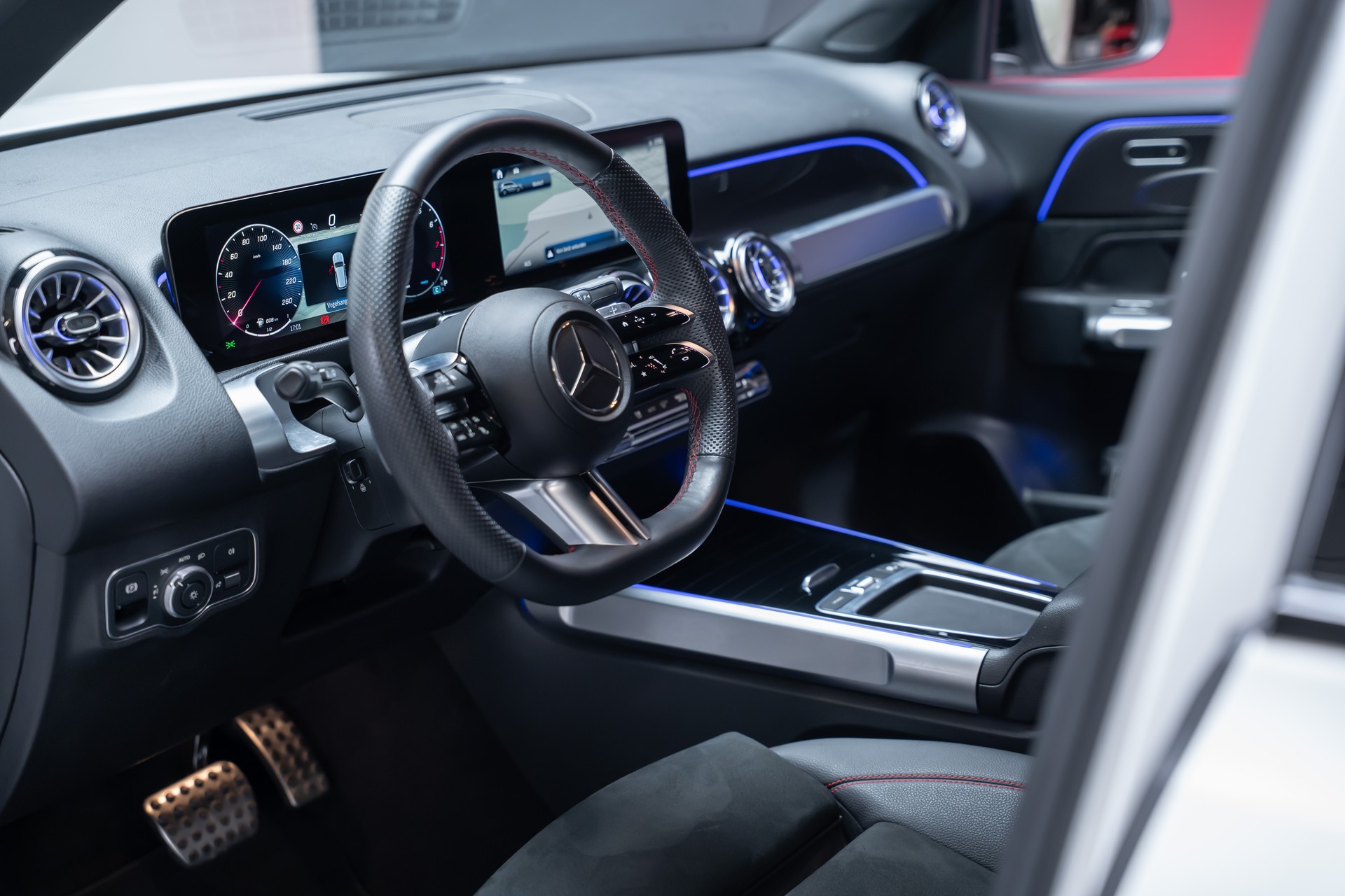 MERCEDES-BENZ GLB 250 AMG Line 4matic / Facelift / Rückfahrkamera / Ambientebeleuchtung-image-12