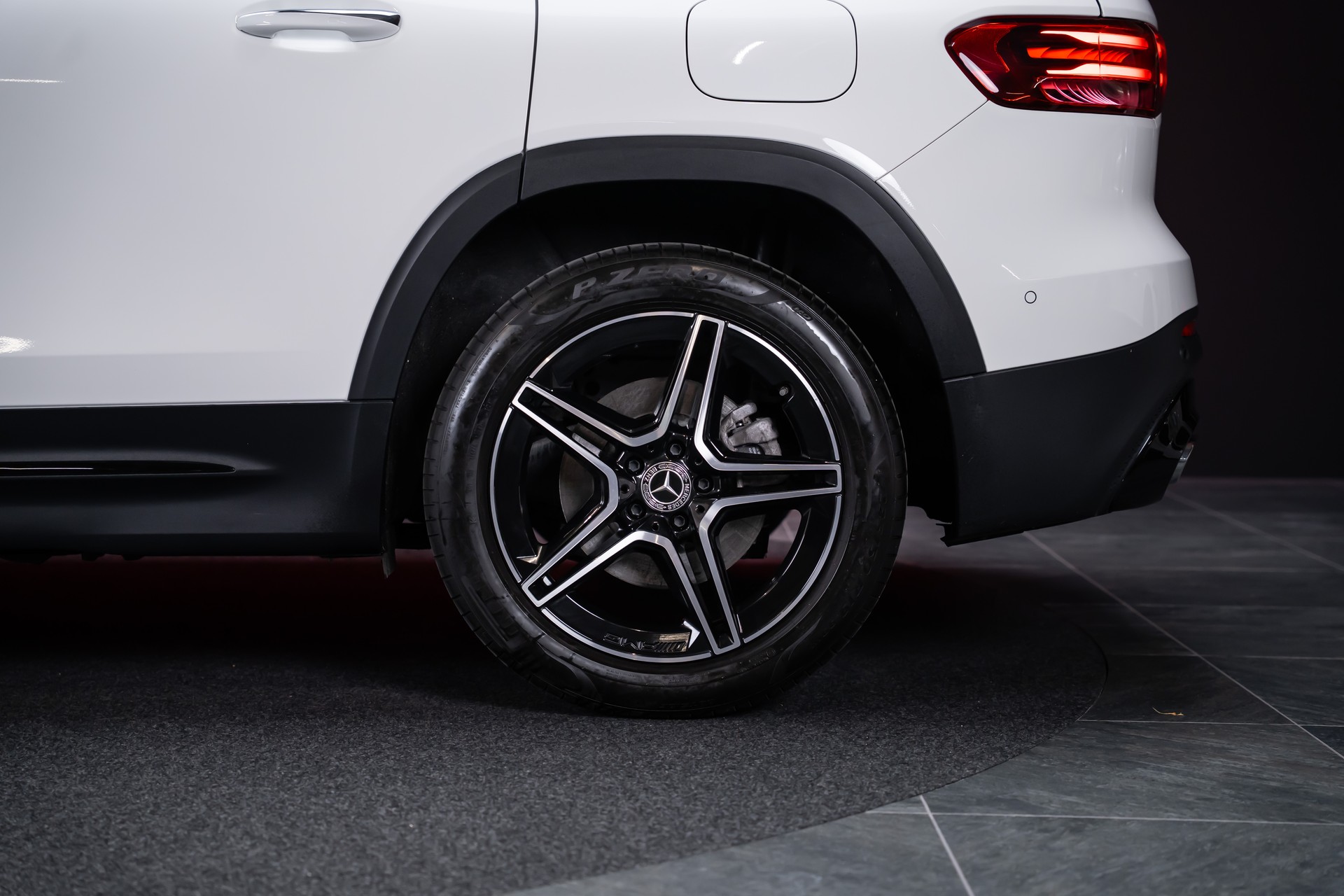 MERCEDES-BENZ GLB 250 AMG Line 4matic / Facelift / Rückfahrkamera / Ambientebeleuchtung-image-41