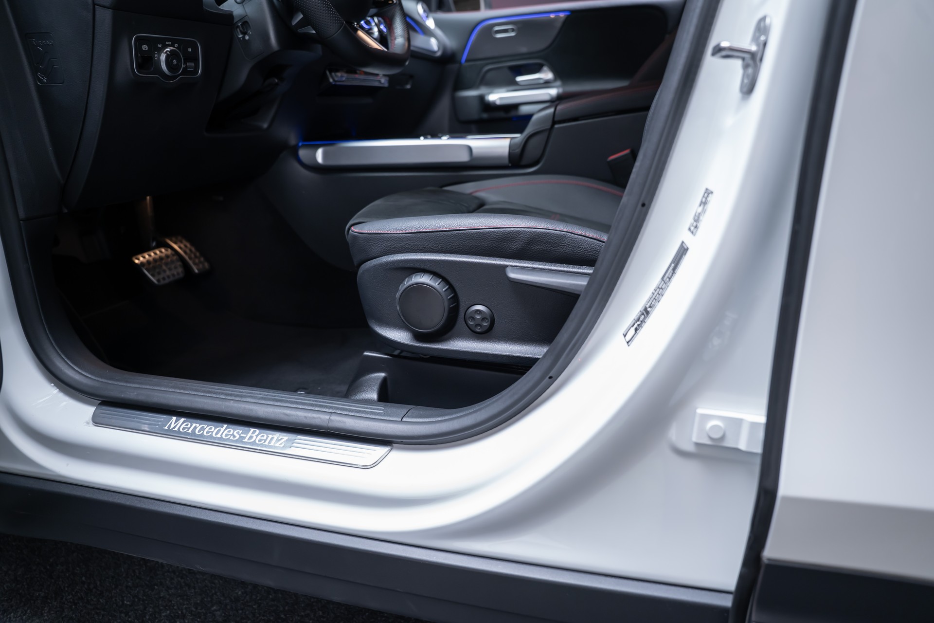 MERCEDES-BENZ GLB 250 AMG Line 4matic / Facelift / Rückfahrkamera / Ambientebeleuchtung-image-17