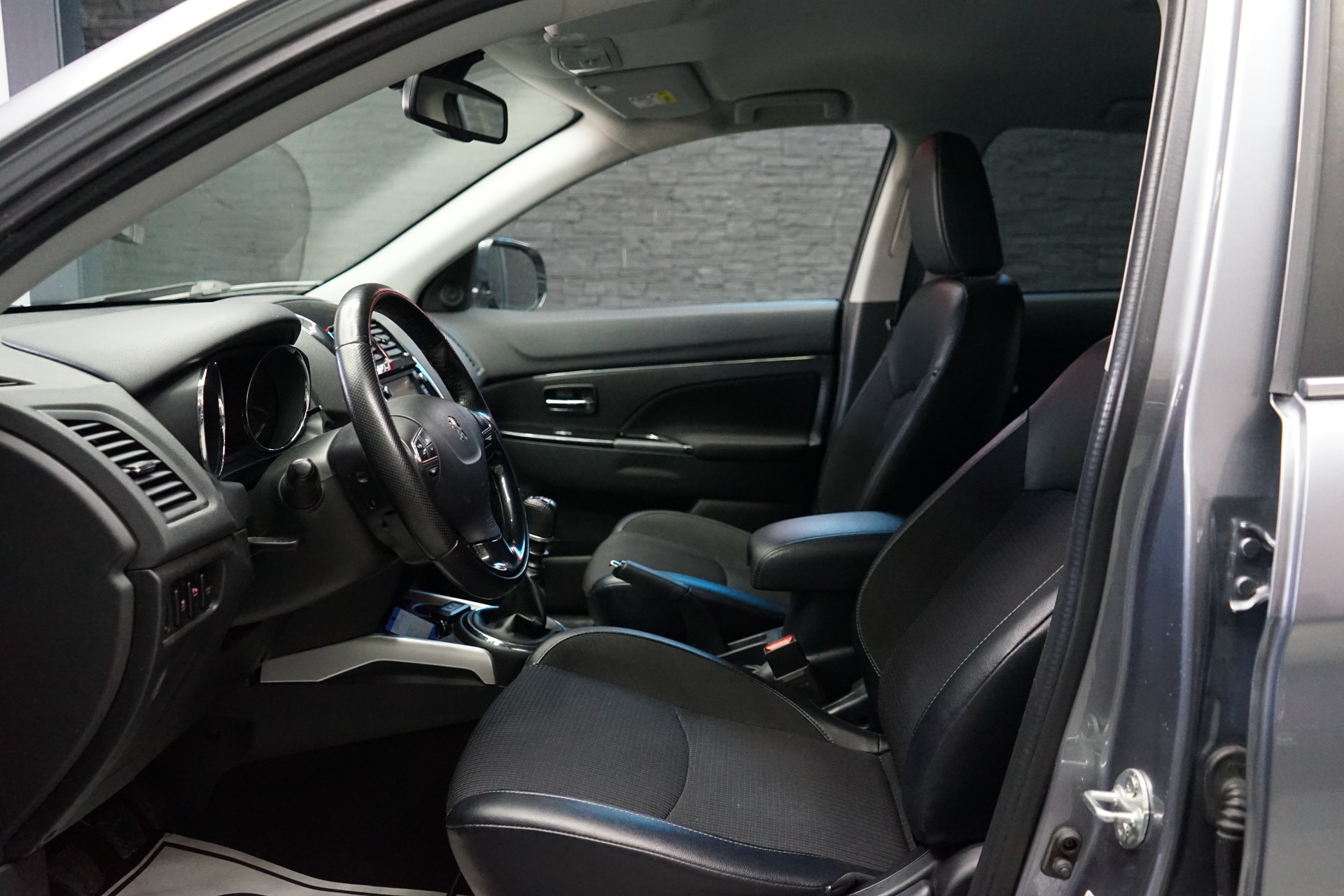 PEUGEOT 4008 1.6 HDi Allure 4WD-image-4