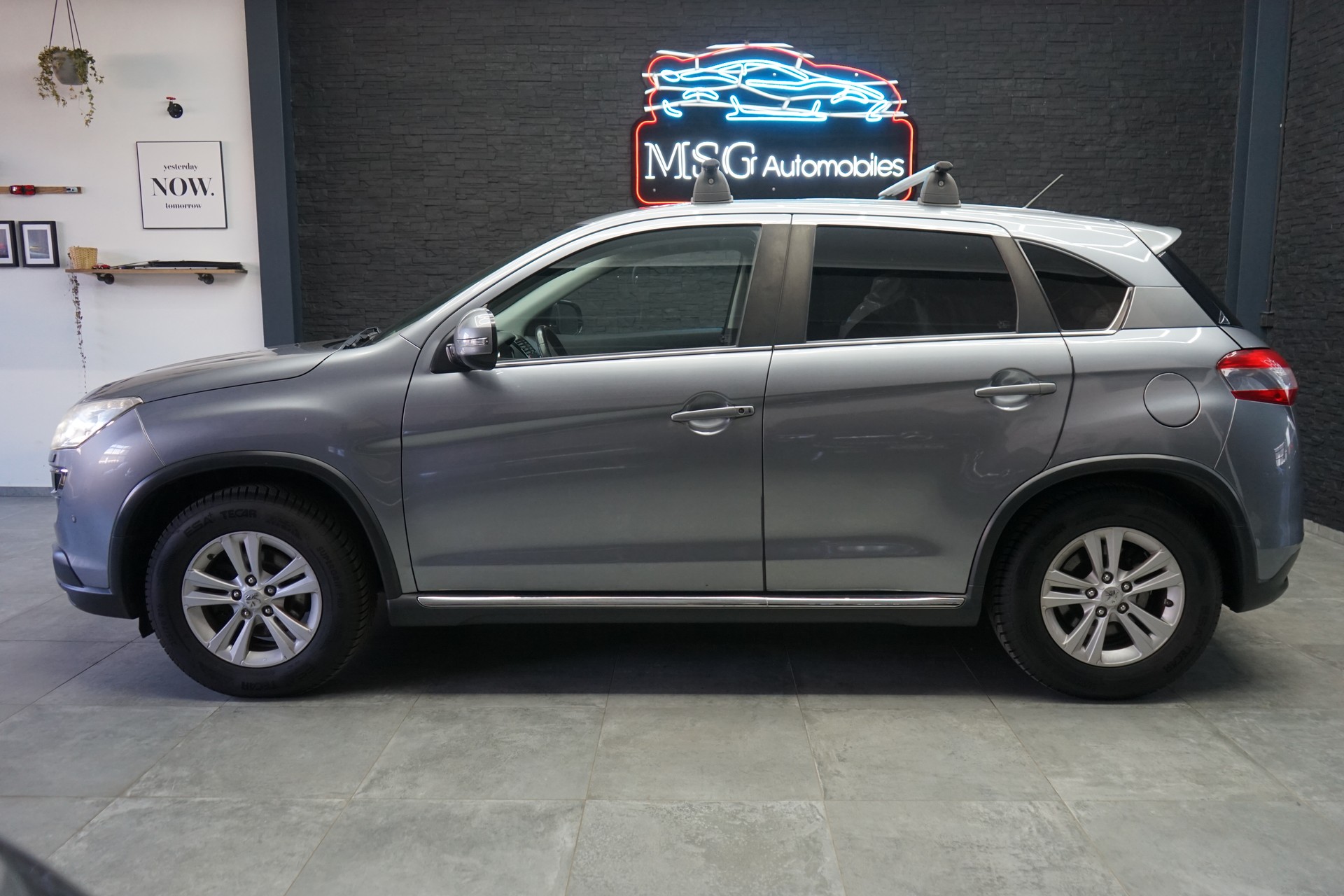 PEUGEOT 4008 1.6 HDi Allure 4WD-showroom-element-1