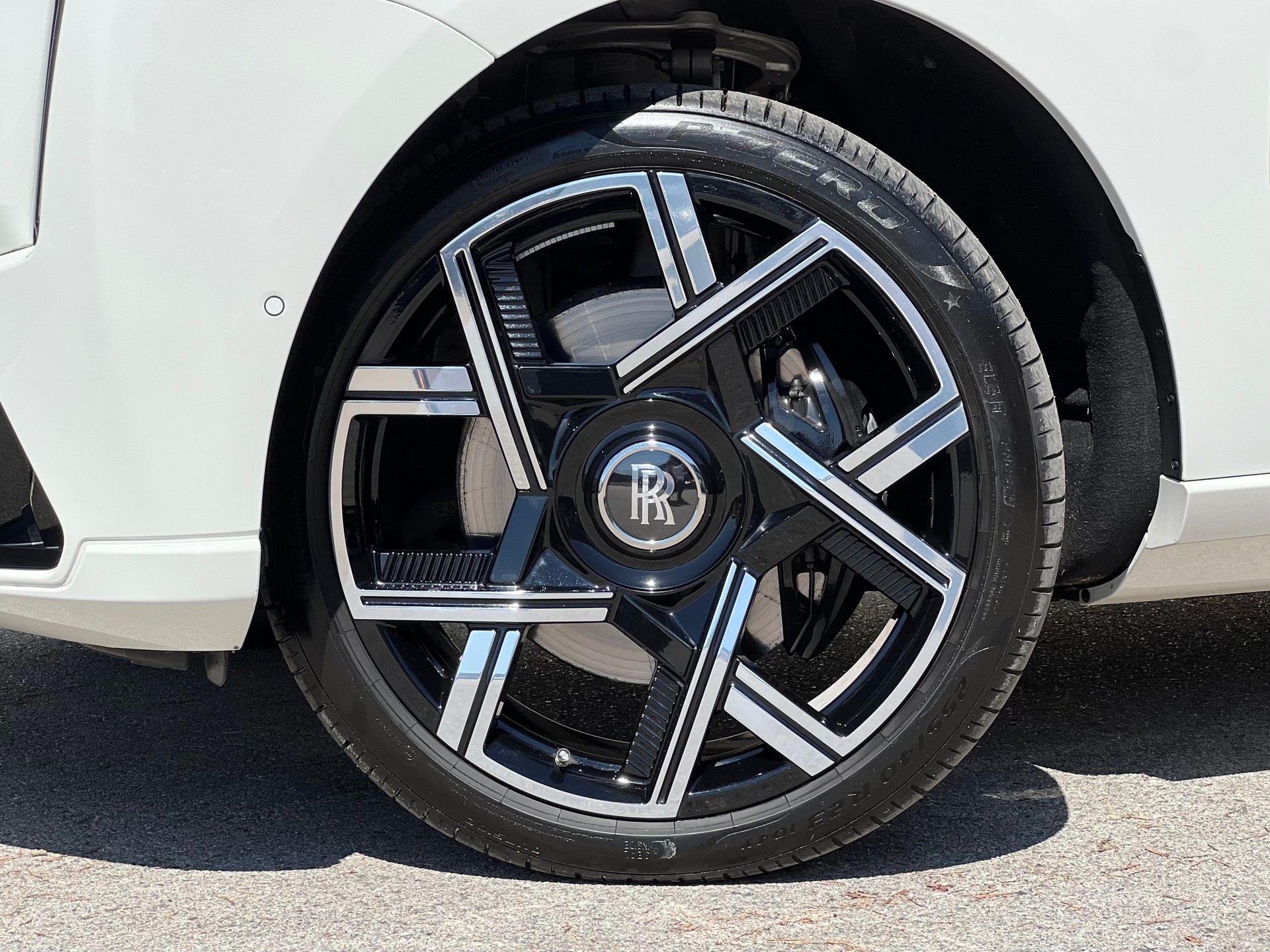 ROLLS-ROYCE Cullinan 6.7 V12 Black Badge-image-6