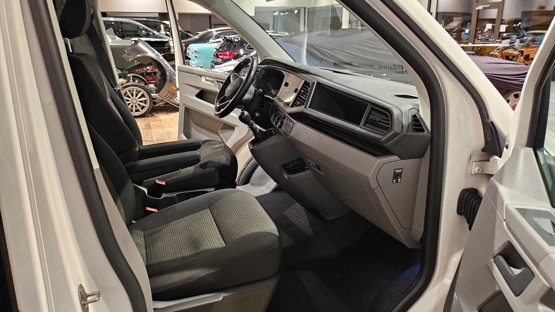 VW T6.1 Caravelle 2.0 TDI Trendline 4Motion LWBđ„ 4x4 8 PlĂ€tzer đ„Top Zustandđ„-image-23