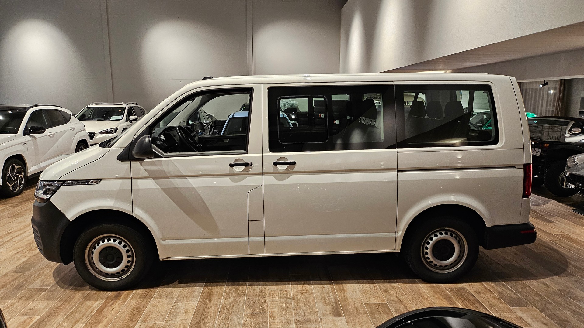 VW T6.1 Caravelle 2.0 TDI Trendline 4Motion LWBđ„ 4x4 8 PlĂ€tzer đ„Top Zustandđ„-image-14