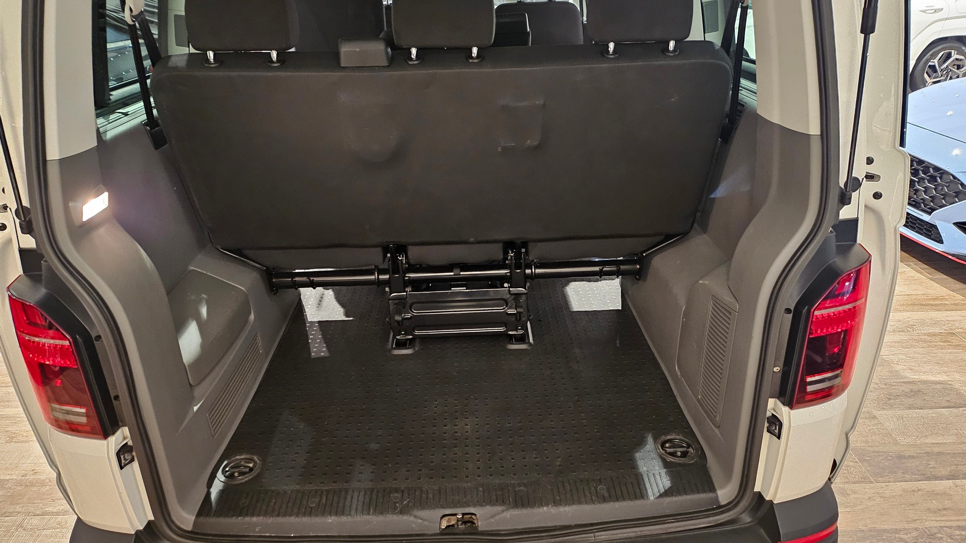 VW T6.1 Caravelle 2.0 TDI Trendline 4Motion LWBđ„ 4x4 8 PlĂ€tzer đ„Top Zustandđ„-image-16