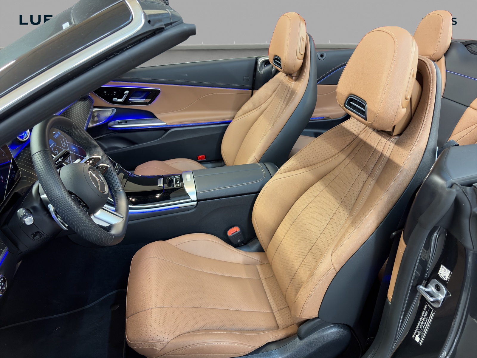 MERCEDES-BENZ CLE 200 4M - Cabrio - AMG / DISTRONIC / 360 Grad Kamera / Head-Up Display-image-9