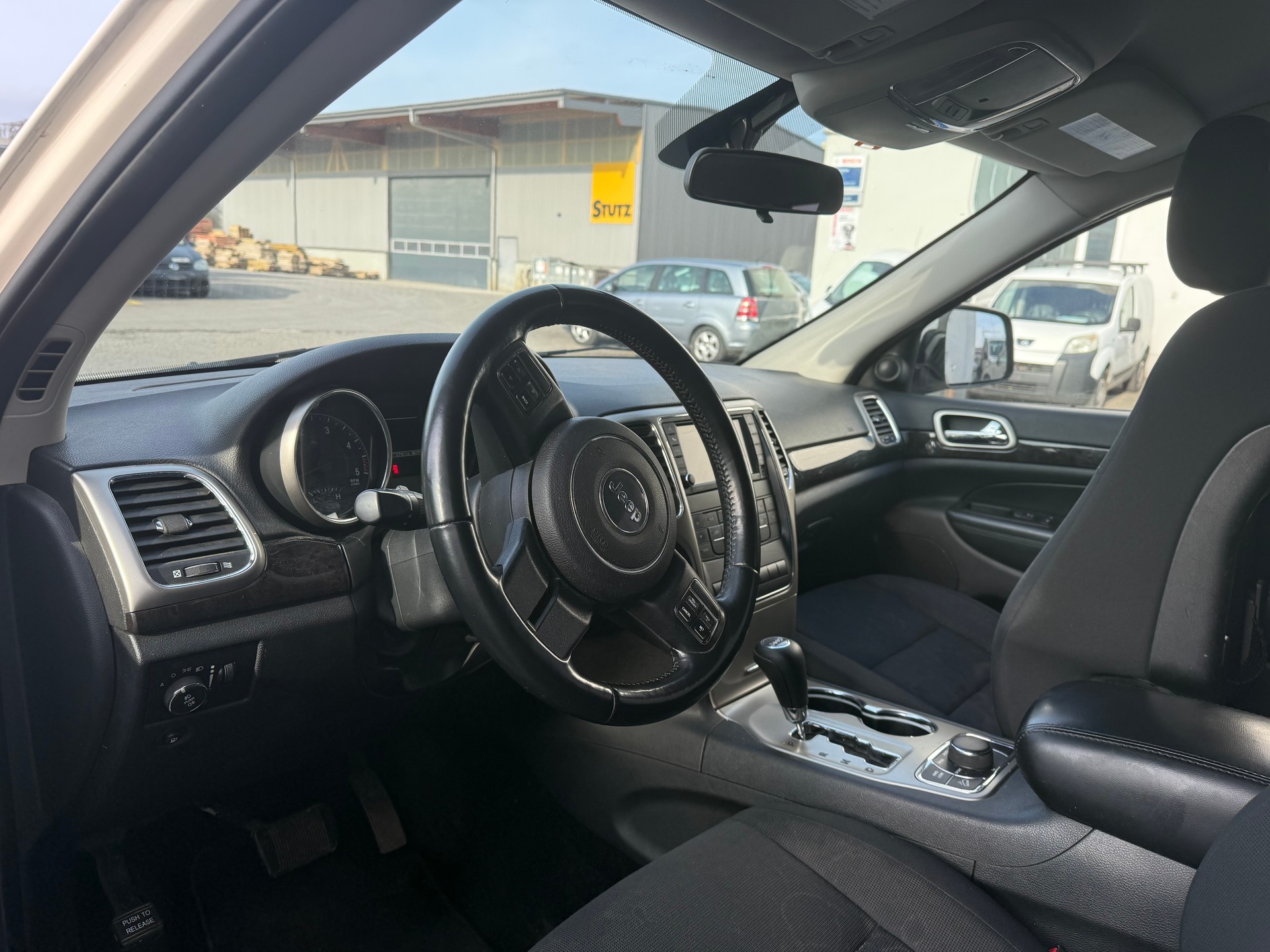 JEEP Grand Cherokee 3.0 CRD Laredo Automatic-image-9