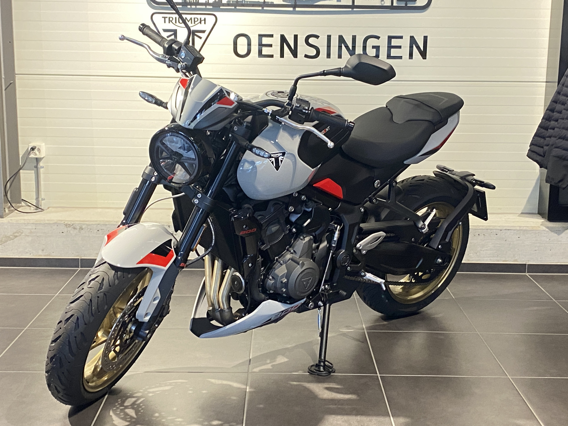 TRIUMPH Trident 800-image-1