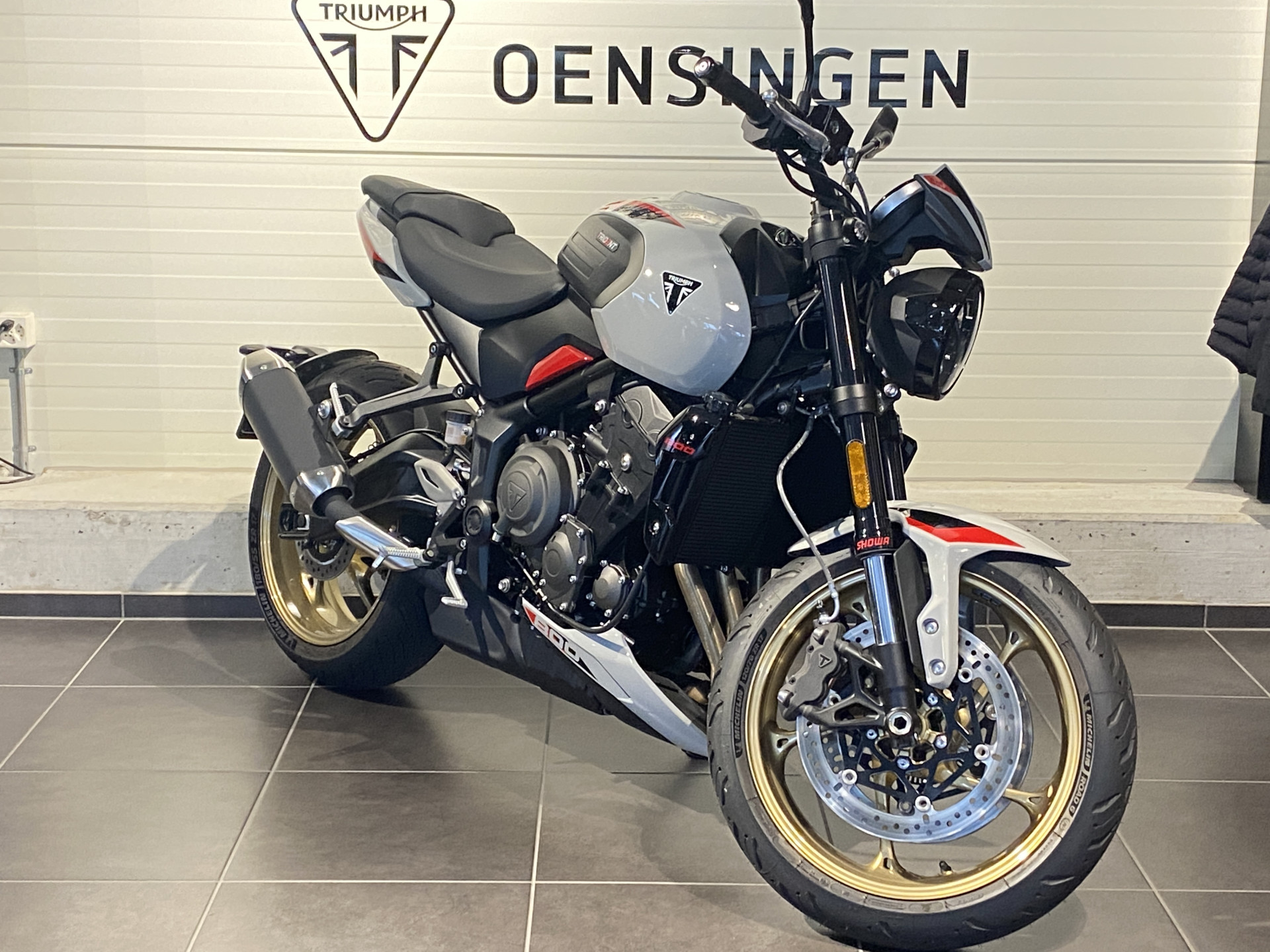 TRIUMPH Trident 800-image-2