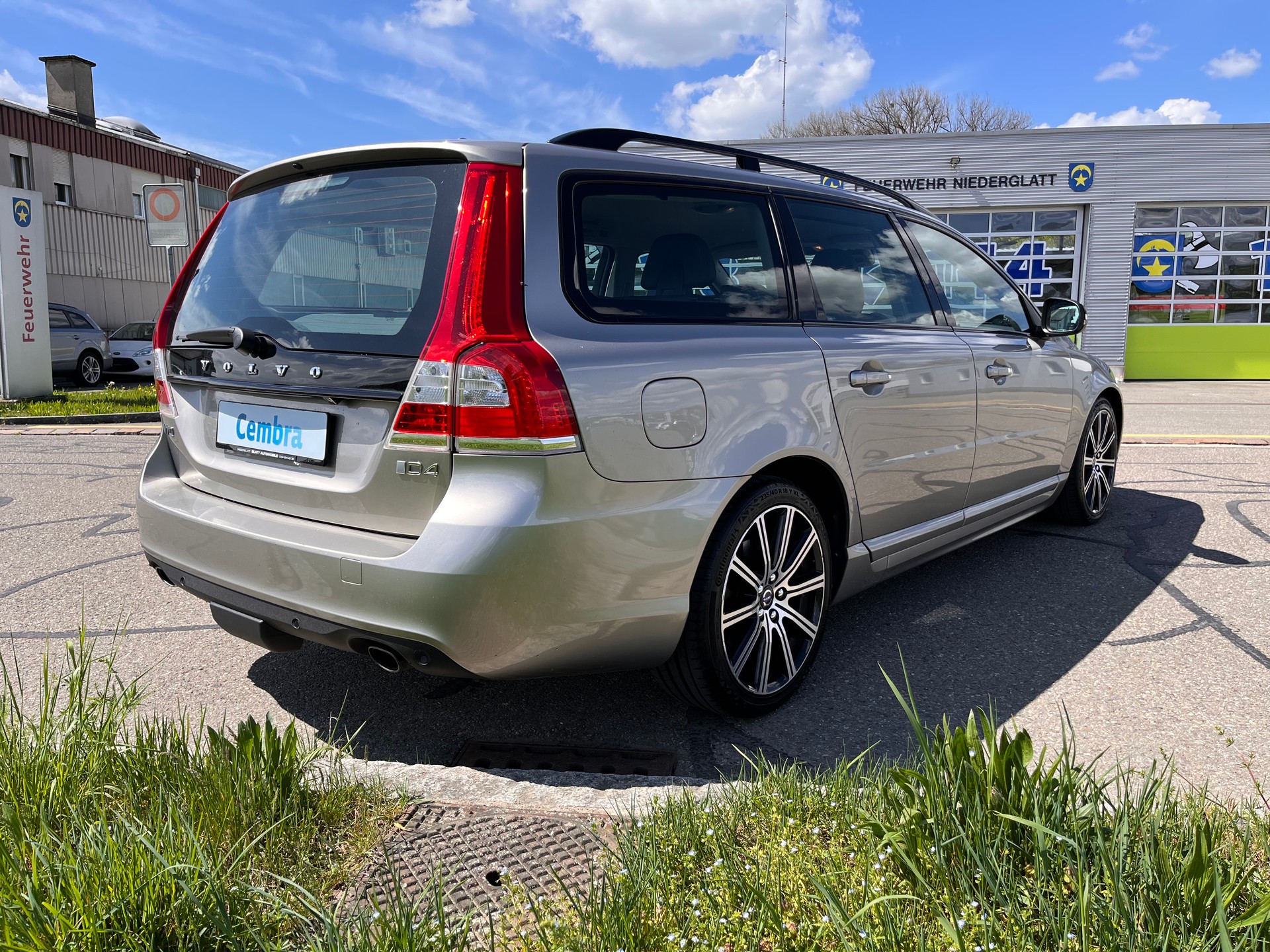 VOLVO V70 D4 Momentum Dynamic Edition Geartronic * FAMILY PACK - WINTER PROFESSIONAL PACK *-image-4