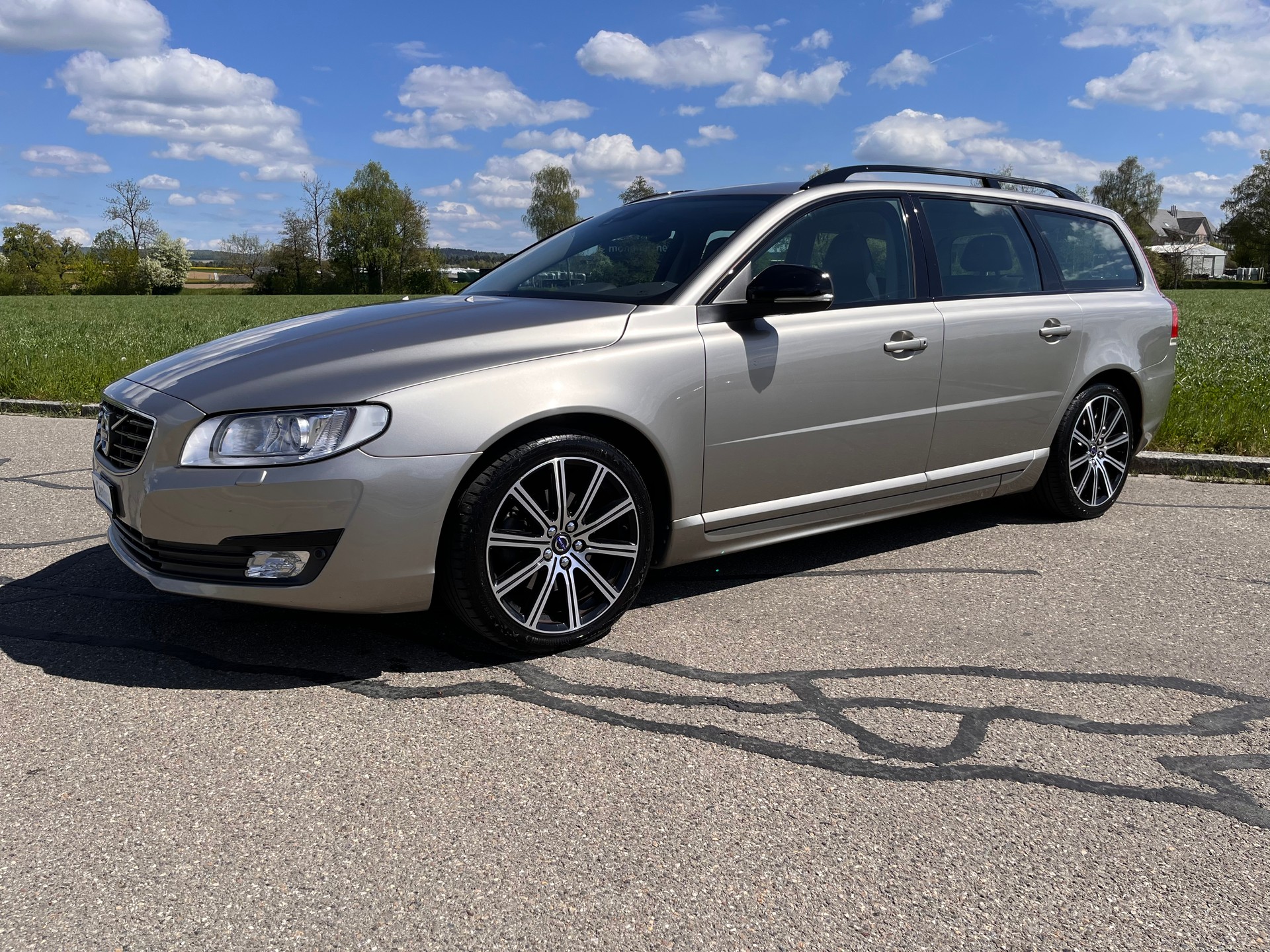 VOLVO V70 D4 Momentum Dynamic Edition Geartronic * FAMILY PACK - WINTER PROFESSIONAL PACK *-showroom-element-1