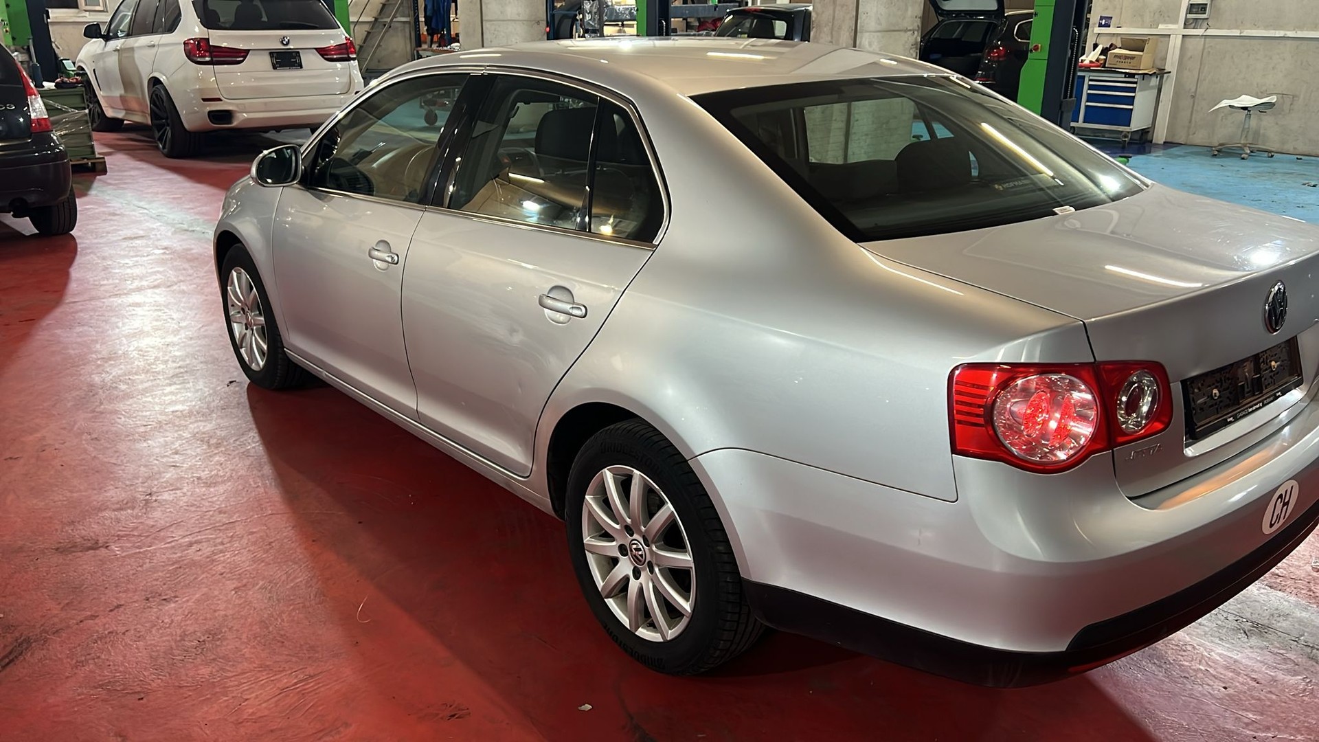 VW Jetta 2.0 FSI-showroom-element-3